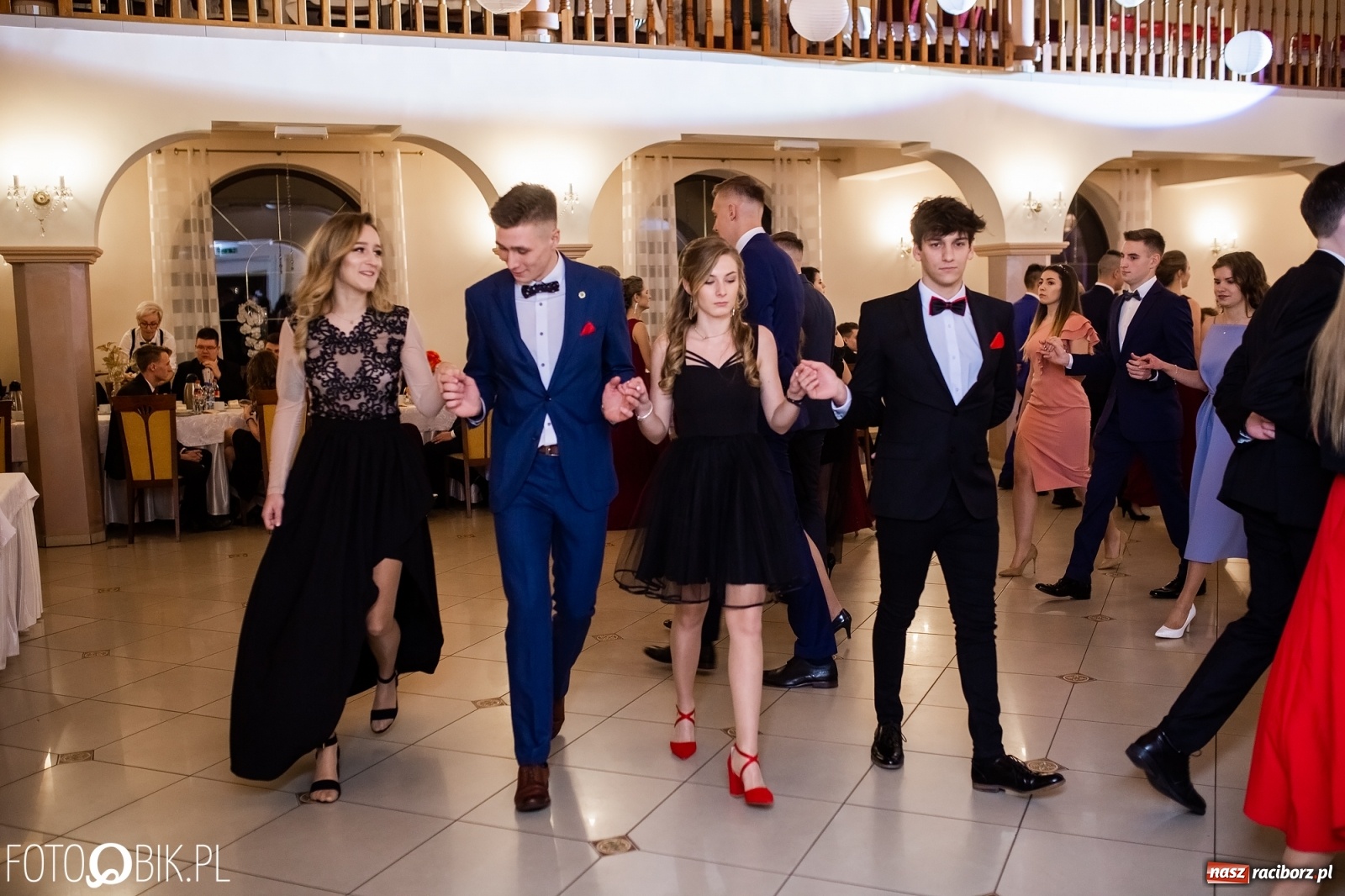 Zdjęcie w galerii na portalu naszraciborz.pl: Maturzyści z Mechanika wyszli do studniówkowego poloneza [FOTO i WIDEO] wiadomości z regionu