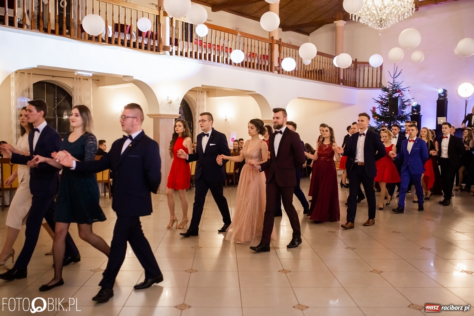 Zdjęcie w galerii na portalu naszraciborz.pl: Maturzyści z Mechanika wyszli do studniówkowego poloneza [FOTO i WIDEO] wiadomości z regionu