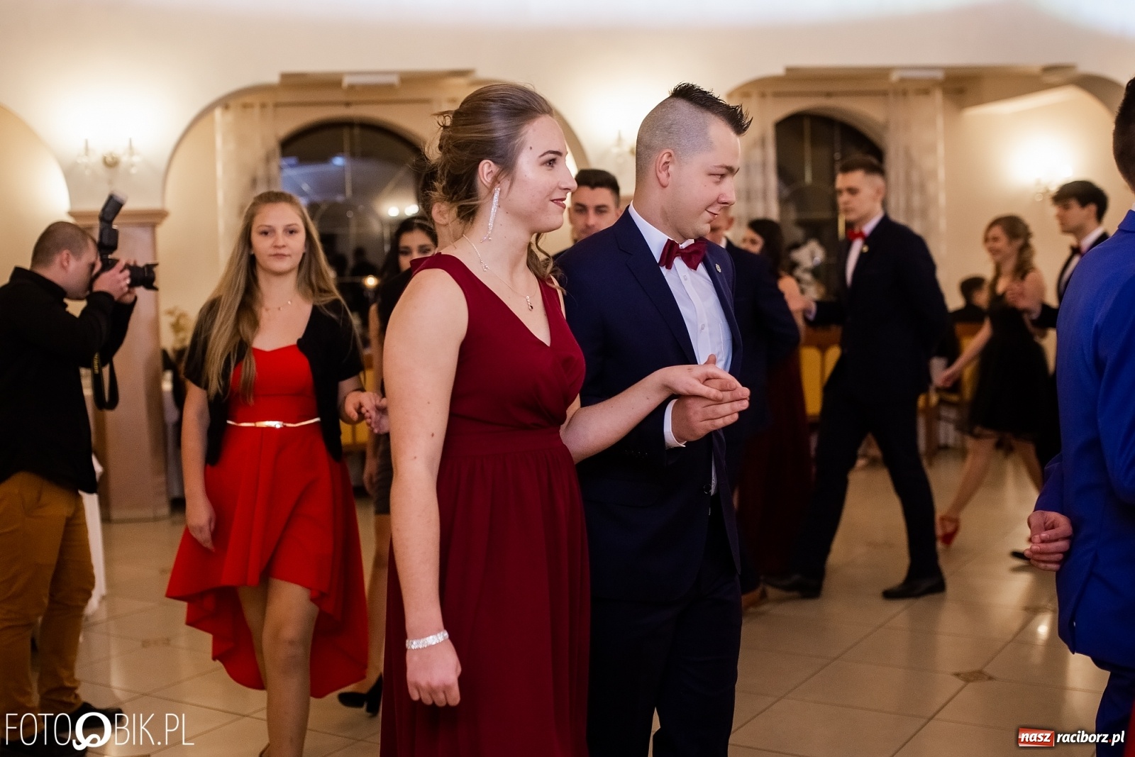 Zdjęcie w galerii na portalu naszraciborz.pl: Maturzyści z Mechanika wyszli do studniówkowego poloneza [FOTO i WIDEO] wiadomości z regionu