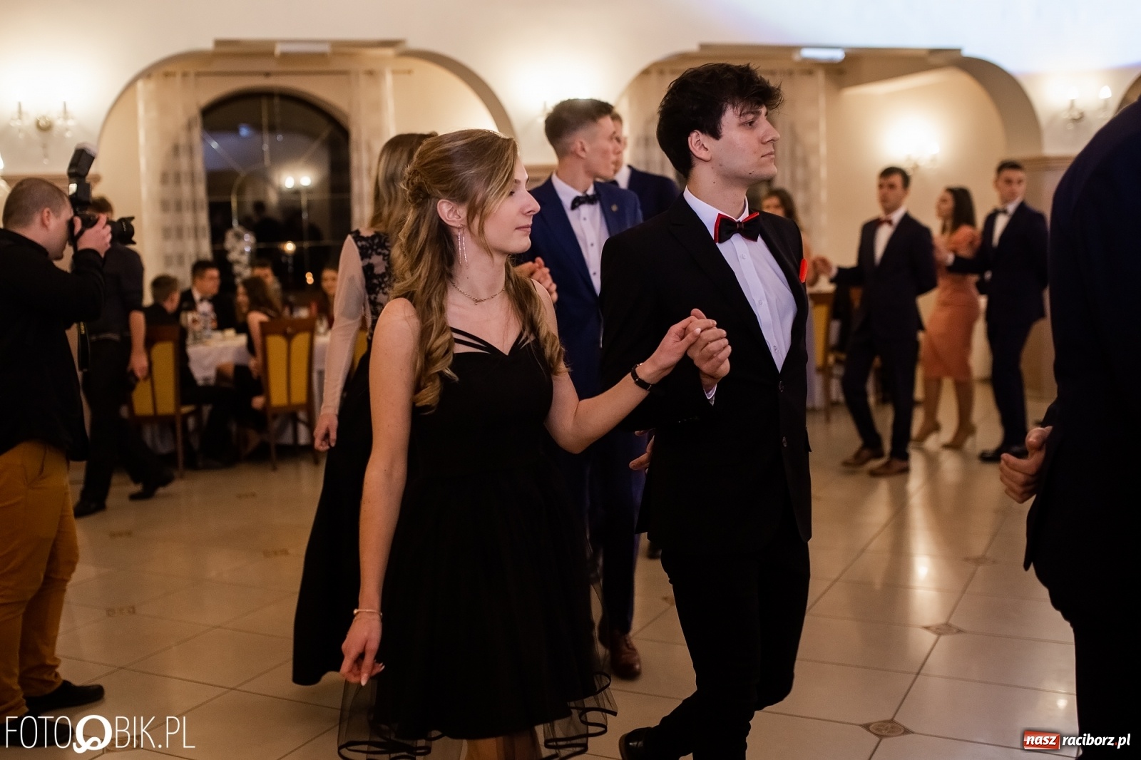 Zdjęcie w galerii na portalu naszraciborz.pl: Maturzyści z Mechanika wyszli do studniówkowego poloneza [FOTO i WIDEO] wiadomości z regionu