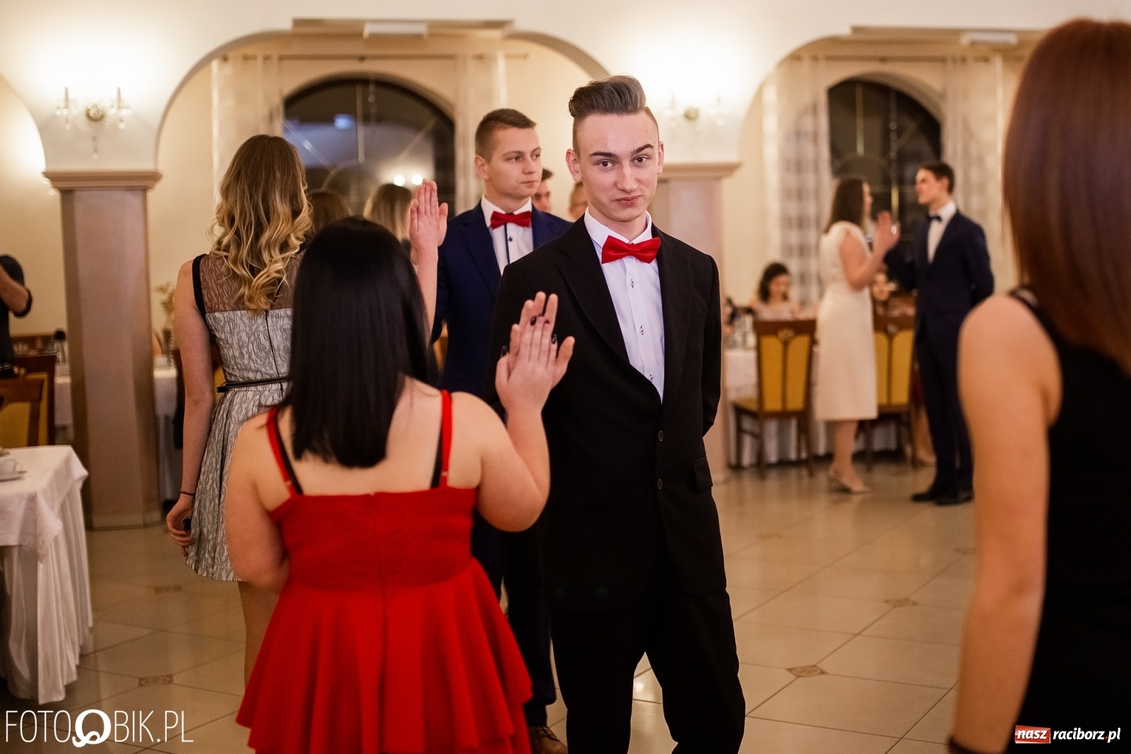 Zdjęcie w galerii na portalu naszraciborz.pl: Maturzyści z Mechanika wyszli do studniówkowego poloneza [FOTO i WIDEO] wiadomości z regionu