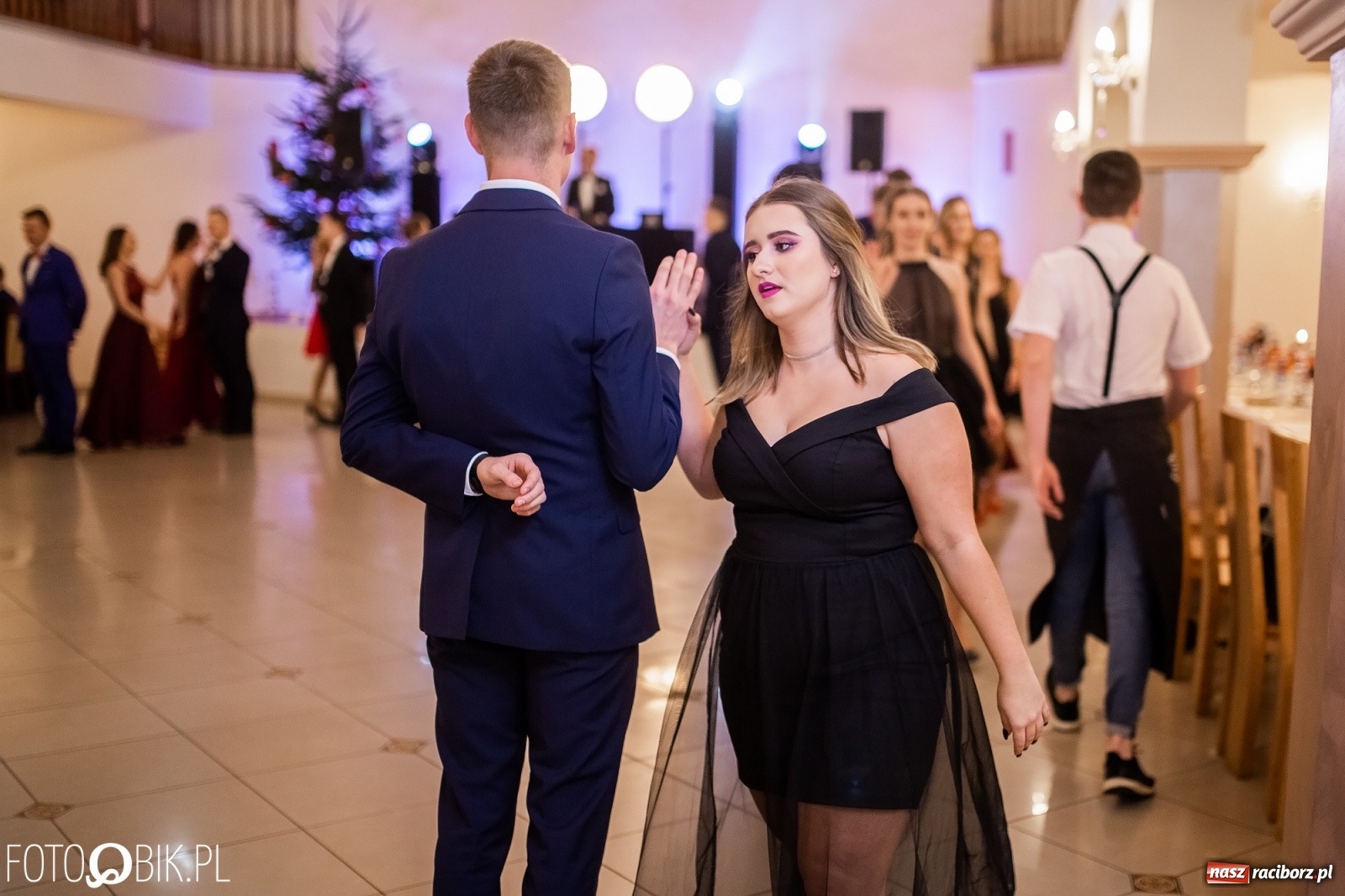 Zdjęcie w galerii na portalu naszraciborz.pl: Maturzyści z Mechanika wyszli do studniówkowego poloneza [FOTO i WIDEO] wiadomości z regionu