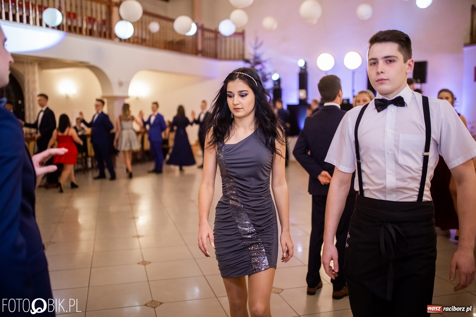 Zdjęcie w galerii na portalu naszraciborz.pl: Maturzyści z Mechanika wyszli do studniówkowego poloneza [FOTO i WIDEO] wiadomości z regionu