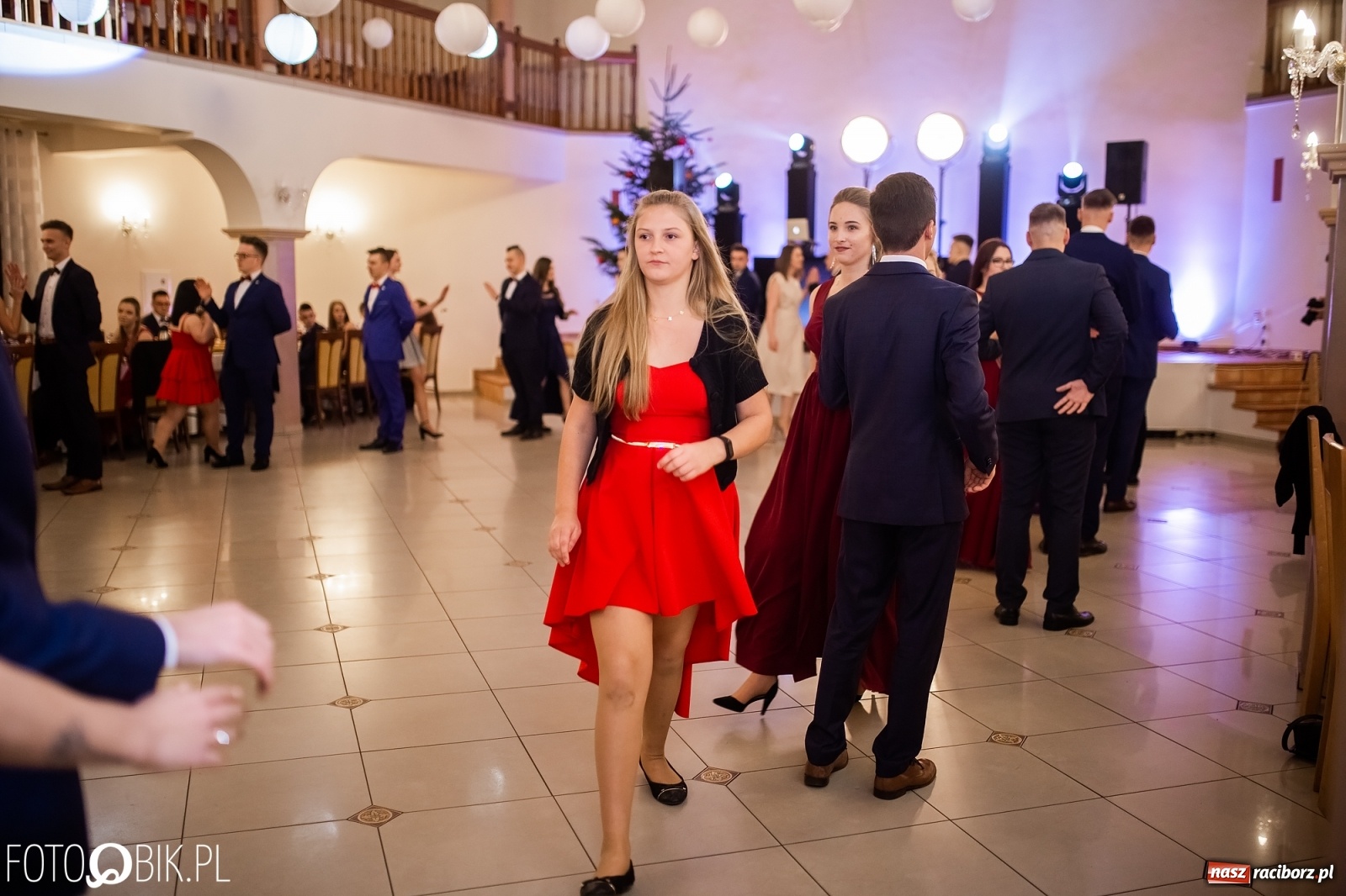 Zdjęcie w galerii na portalu naszraciborz.pl: Maturzyści z Mechanika wyszli do studniówkowego poloneza [FOTO i WIDEO] wiadomości z regionu