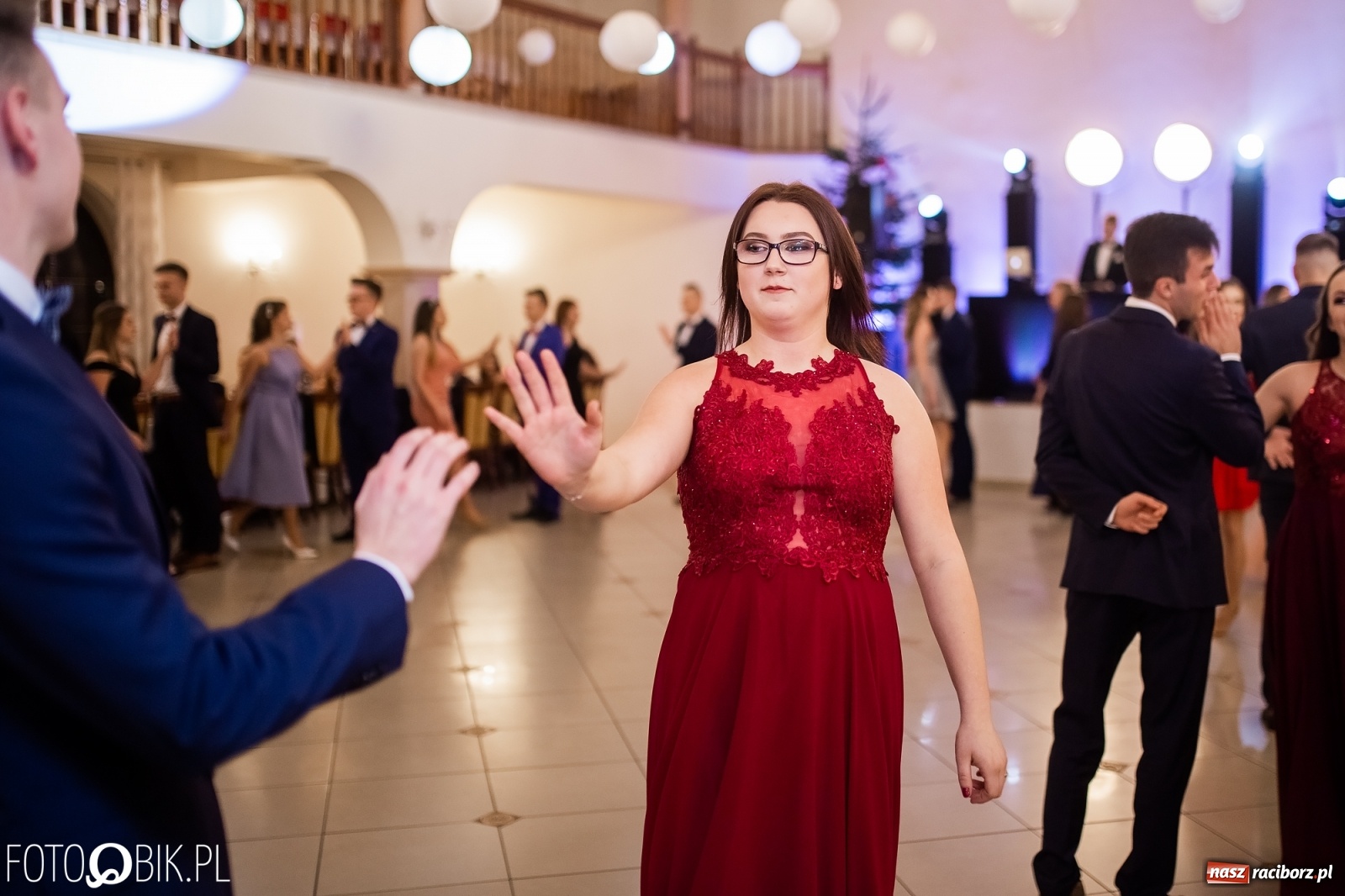 Zdjęcie w galerii na portalu naszraciborz.pl: Maturzyści z Mechanika wyszli do studniówkowego poloneza [FOTO i WIDEO] wiadomości z regionu