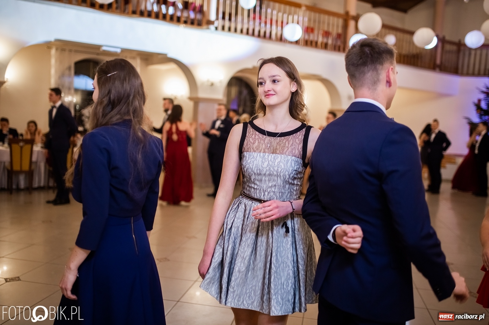 Zdjęcie w galerii na portalu naszraciborz.pl: Maturzyści z Mechanika wyszli do studniówkowego poloneza [FOTO i WIDEO] wiadomości z regionu