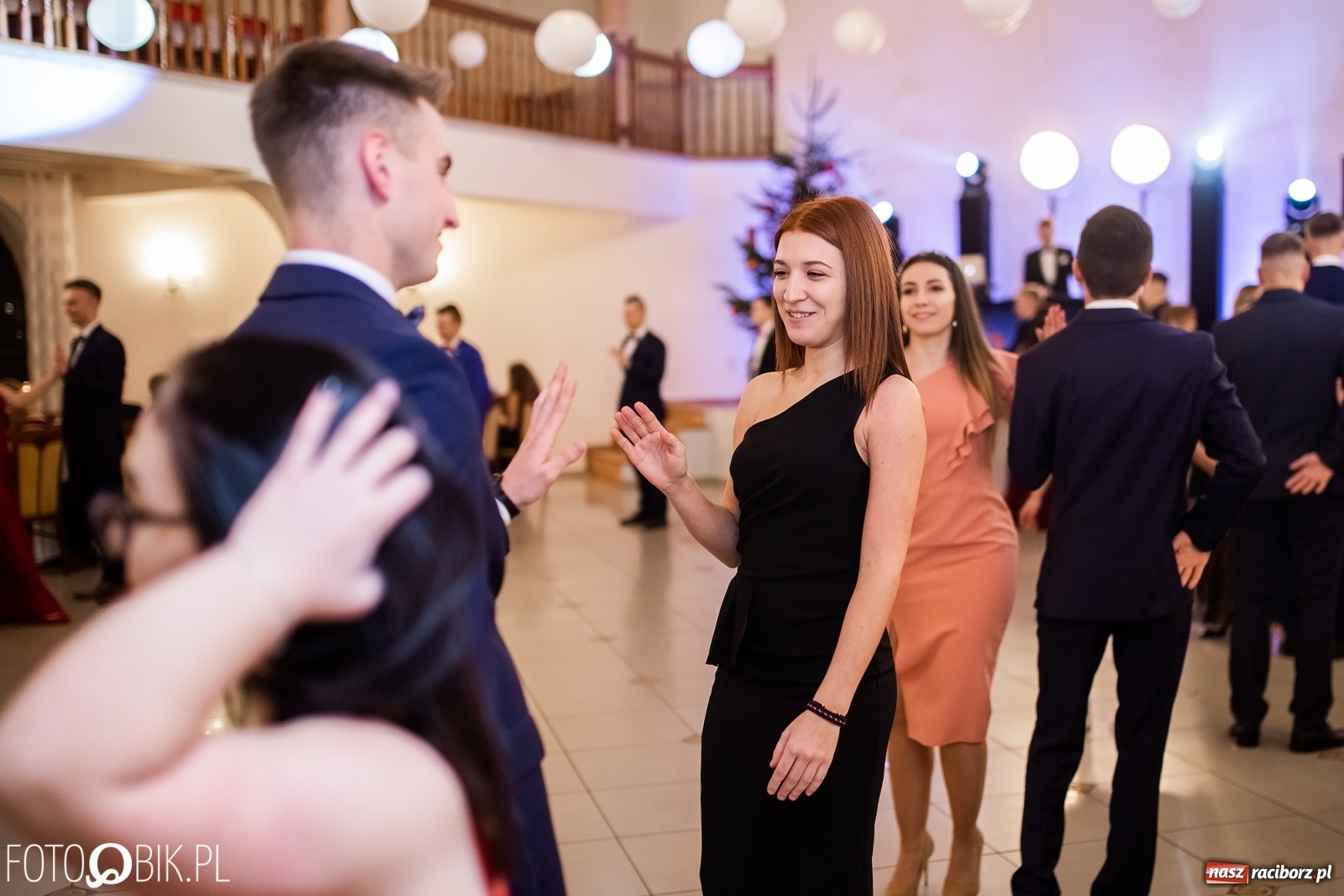 Zdjęcie w galerii na portalu naszraciborz.pl: Maturzyści z Mechanika wyszli do studniówkowego poloneza [FOTO i WIDEO] wiadomości z regionu