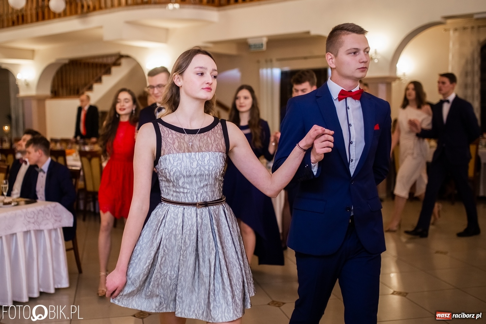 Zdjęcie w galerii na portalu naszraciborz.pl: Maturzyści z Mechanika wyszli do studniówkowego poloneza [FOTO i WIDEO] wiadomości z regionu