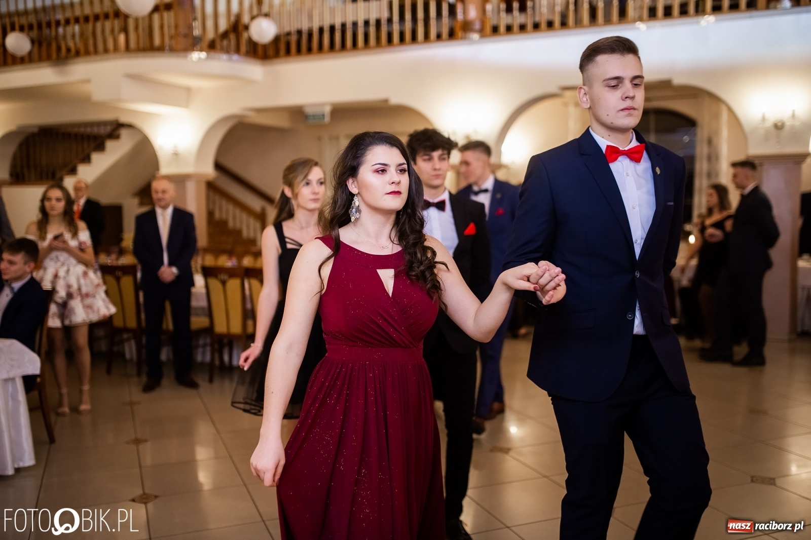 Zdjęcie w galerii na portalu naszraciborz.pl: Maturzyści z Mechanika wyszli do studniówkowego poloneza [FOTO i WIDEO] wiadomości z regionu