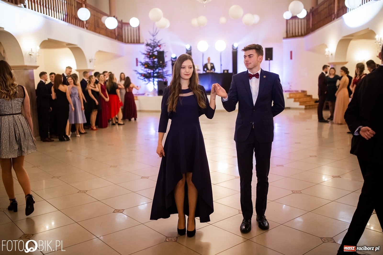 Zdjęcie w galerii na portalu naszraciborz.pl: Maturzyści z Mechanika wyszli do studniówkowego poloneza [FOTO i WIDEO] wiadomości z regionu