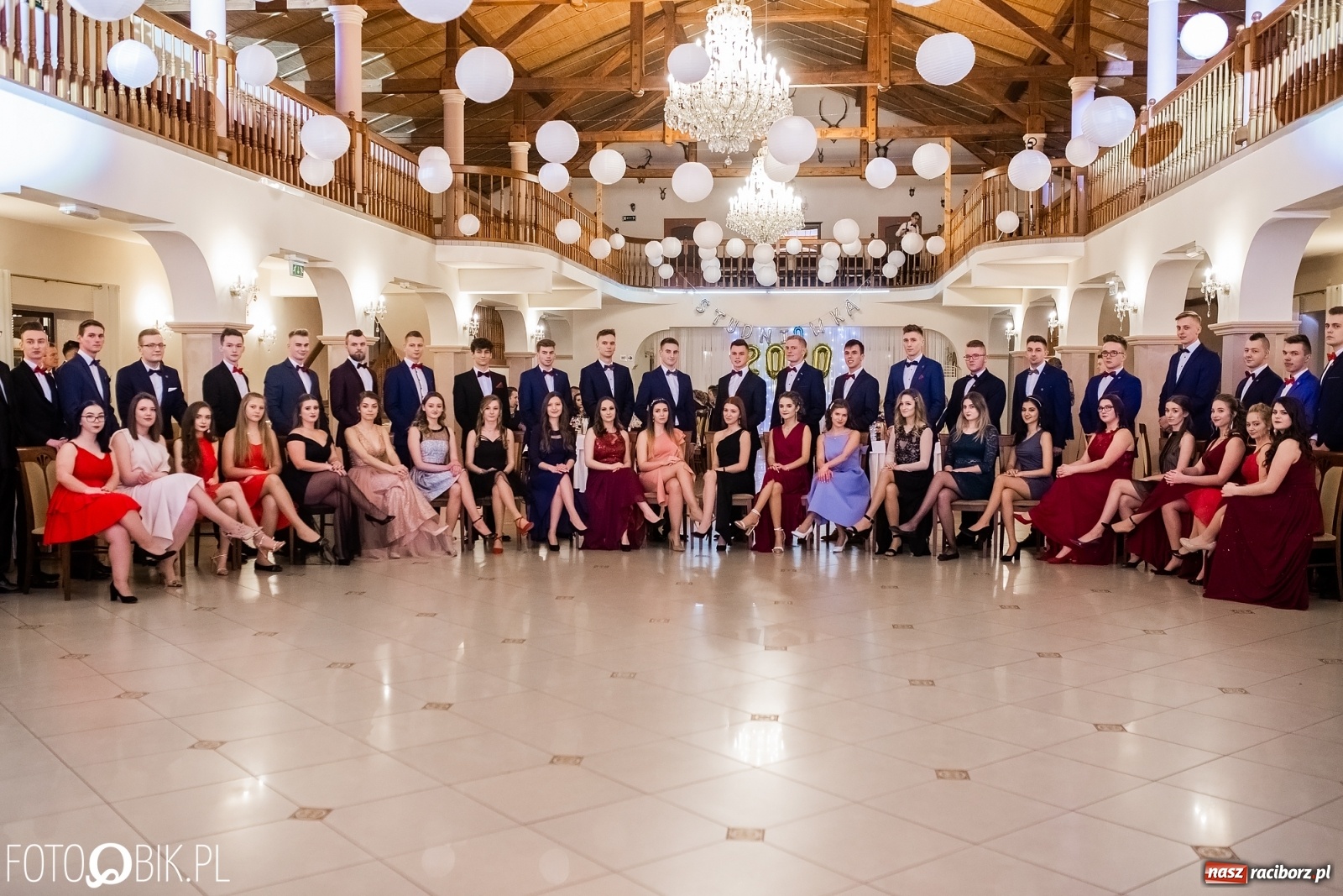 Zdjęcie w galerii na portalu naszraciborz.pl: Maturzyści z Mechanika wyszli do studniówkowego poloneza [FOTO i WIDEO] wiadomości z regionu