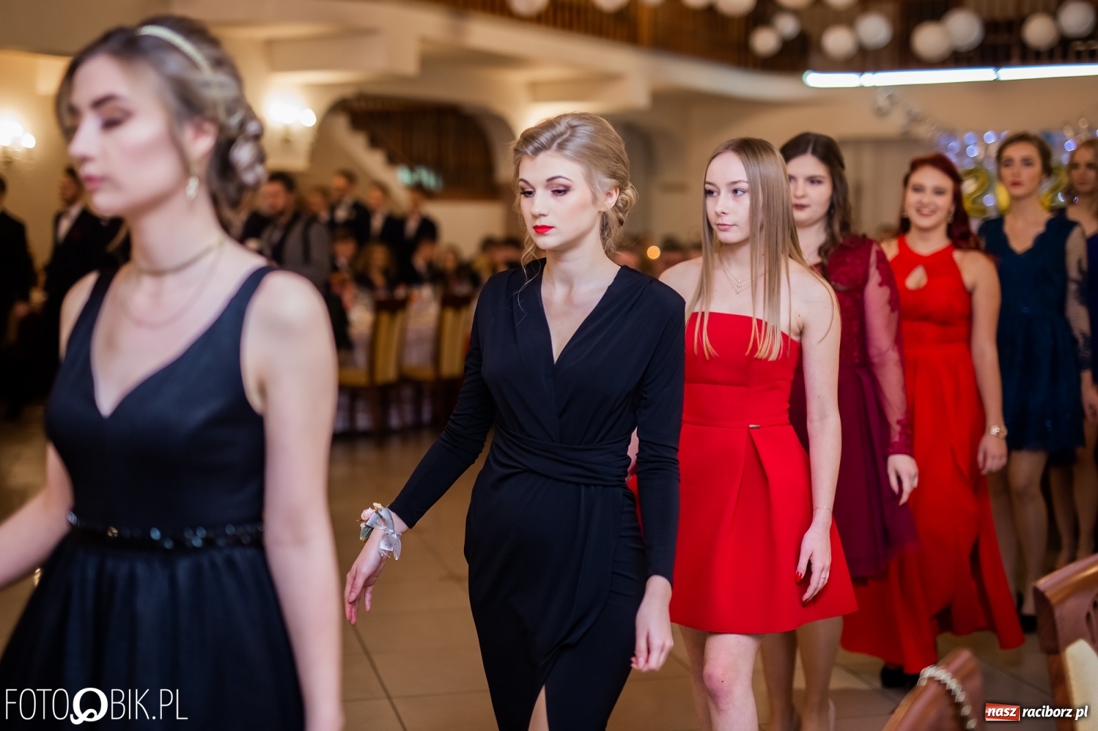 Zdjęcie w galerii na portalu naszraciborz.pl: Maturzyści z Mechanika wyszli do studniówkowego poloneza [FOTO i WIDEO] wiadomości z regionu