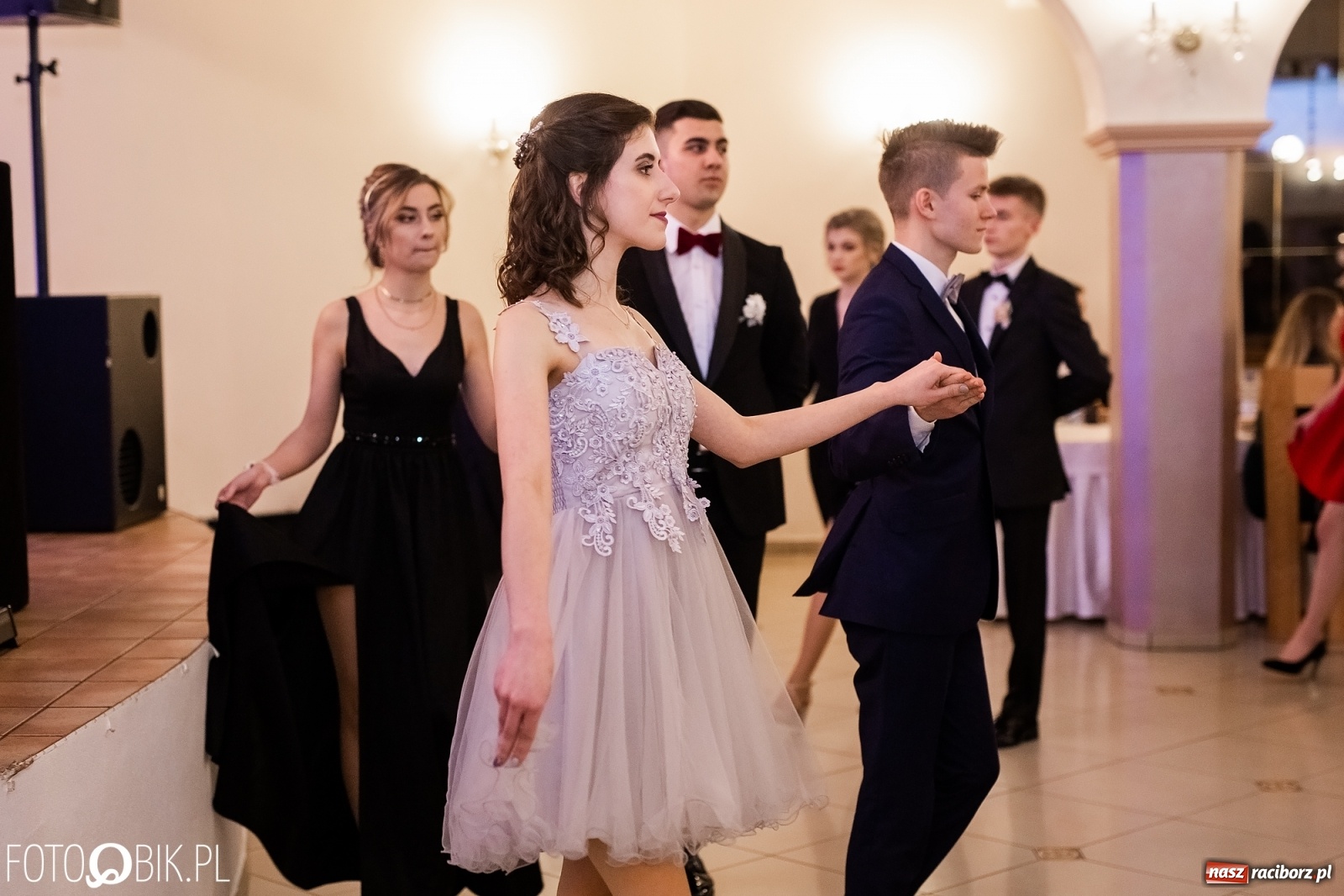 Zdjęcie w galerii na portalu naszraciborz.pl: Maturzyści z Mechanika wyszli do studniówkowego poloneza [FOTO i WIDEO] wiadomości z regionu