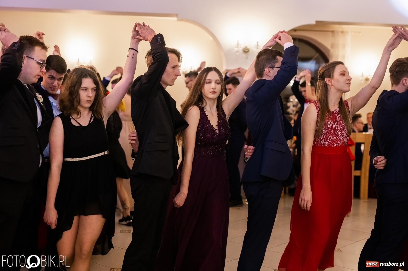 Zdjęcie w galerii na portalu naszraciborz.pl: Maturzyści z Mechanika wyszli do studniówkowego poloneza [FOTO i WIDEO] wiadomości z regionu