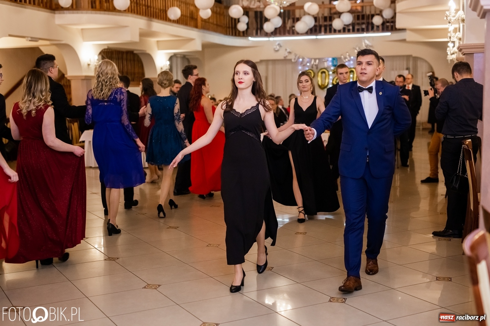 Zdjęcie w galerii na portalu naszraciborz.pl: Maturzyści z Mechanika wyszli do studniówkowego poloneza [FOTO i WIDEO] wiadomości z regionu