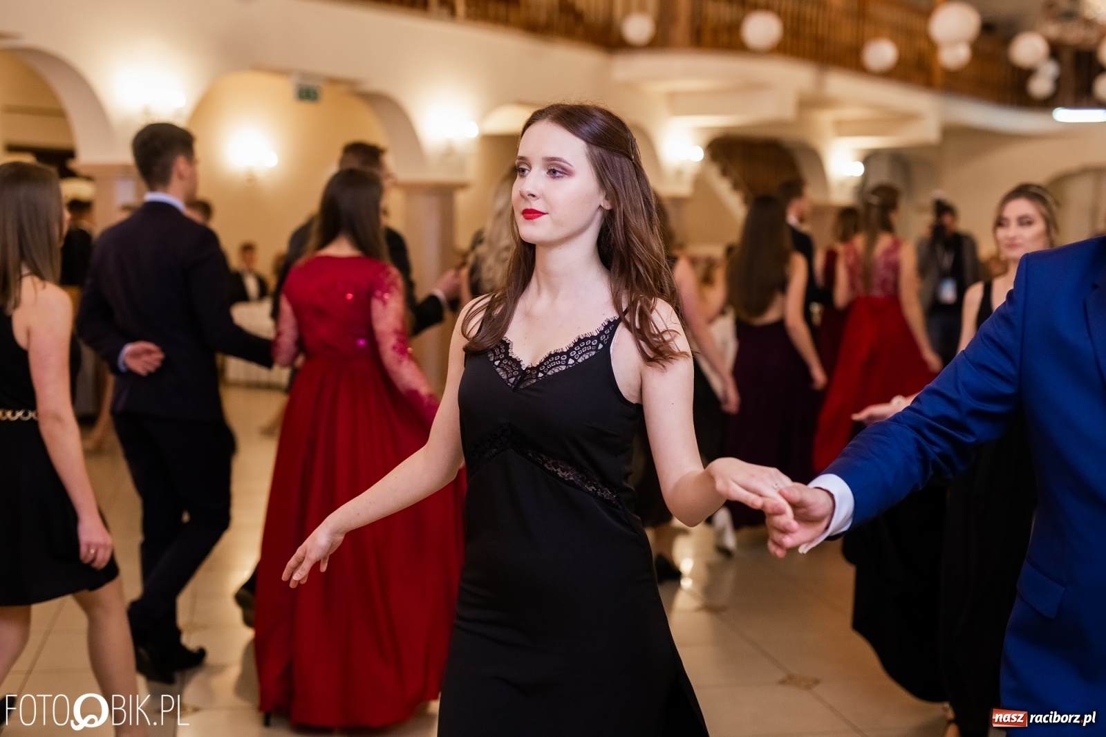 Zdjęcie w galerii na portalu naszraciborz.pl: Maturzyści z Mechanika wyszli do studniówkowego poloneza [FOTO i WIDEO] wiadomości z regionu