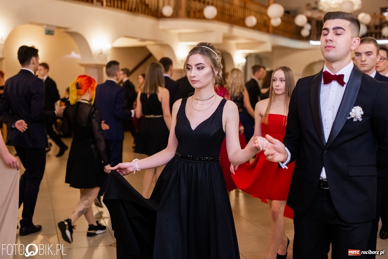 Zdjęcie w galerii na portalu naszraciborz.pl: Maturzyści z Mechanika wyszli do studniówkowego poloneza [FOTO i WIDEO] wiadomości z regionu