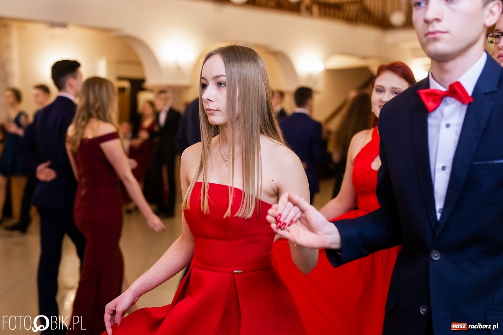 Zdjęcie w galerii na portalu naszraciborz.pl: Maturzyści z Mechanika wyszli do studniówkowego poloneza [FOTO i WIDEO] wiadomości z regionu