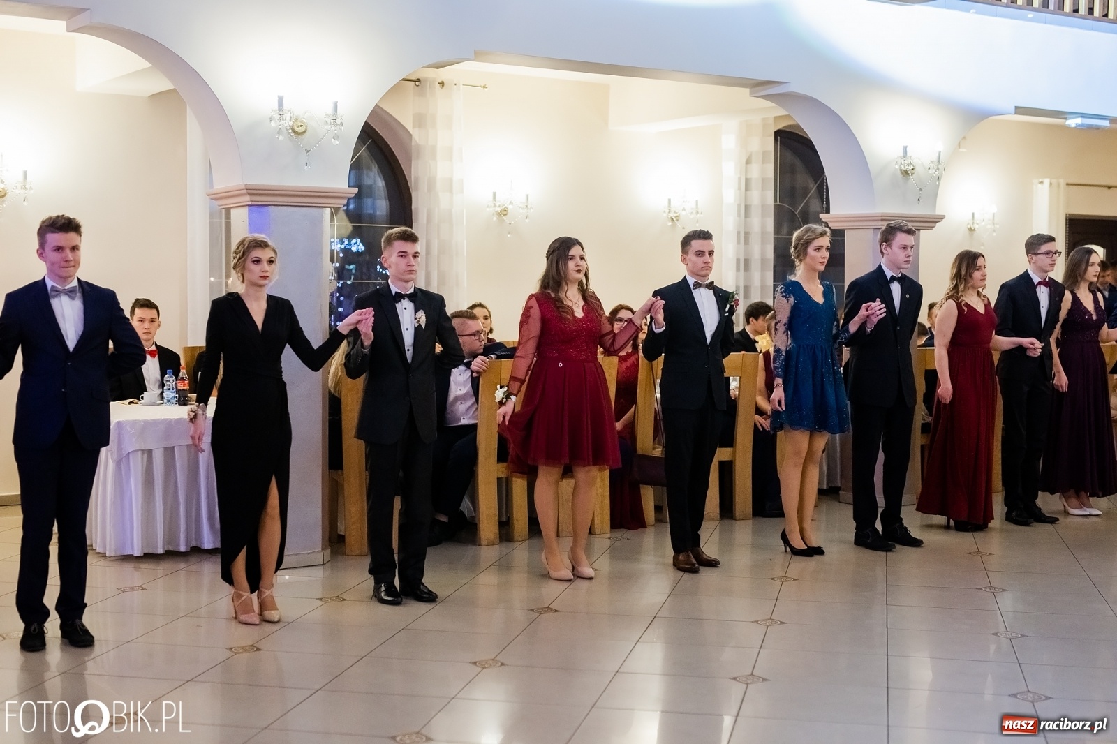 Zdjęcie w galerii na portalu naszraciborz.pl: Maturzyści z Mechanika wyszli do studniówkowego poloneza [FOTO i WIDEO] wiadomości z regionu