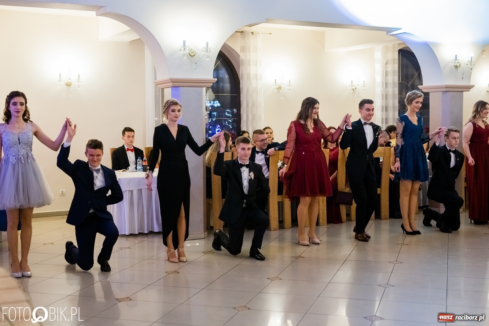 Zdjęcie w galerii na portalu naszraciborz.pl: Maturzyści z Mechanika wyszli do studniówkowego poloneza [FOTO i WIDEO] wiadomości z regionu