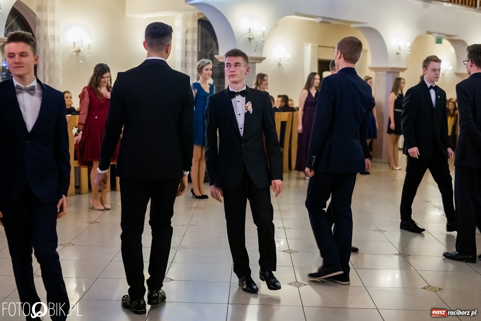 Zdjęcie w galerii na portalu naszraciborz.pl: Maturzyści z Mechanika wyszli do studniówkowego poloneza [FOTO i WIDEO] wiadomości z regionu