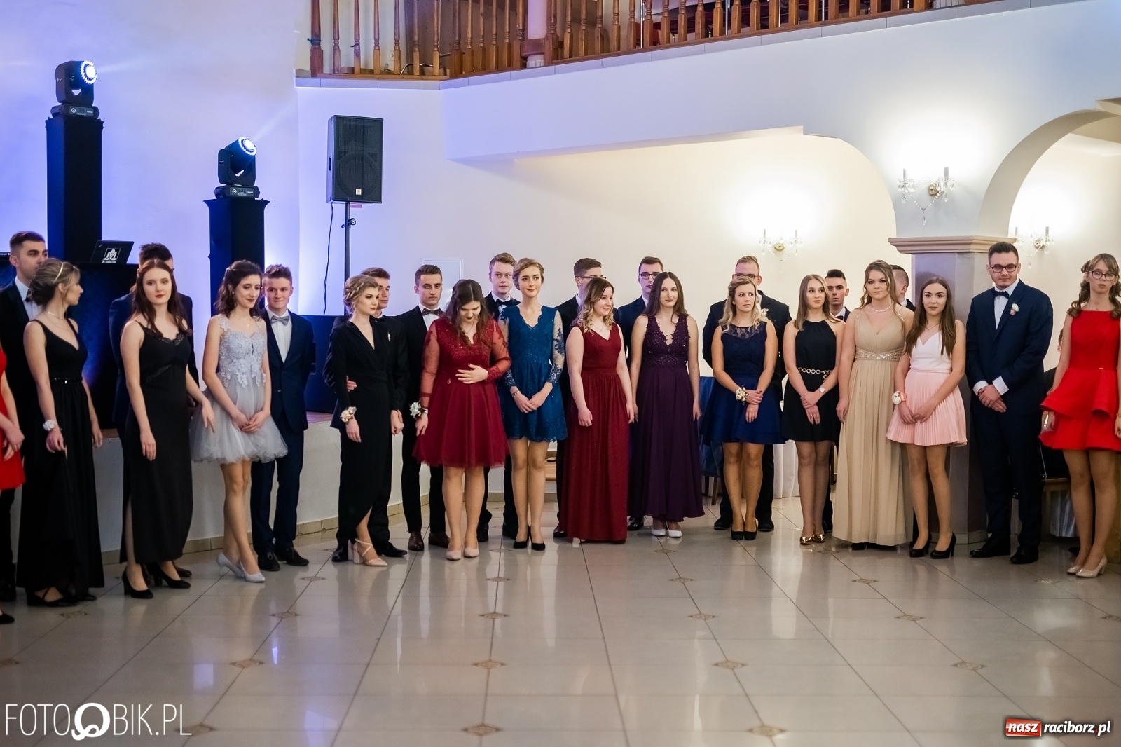 Zdjęcie w galerii na portalu naszraciborz.pl: Maturzyści z Mechanika wyszli do studniówkowego poloneza [FOTO i WIDEO] wiadomości z regionu