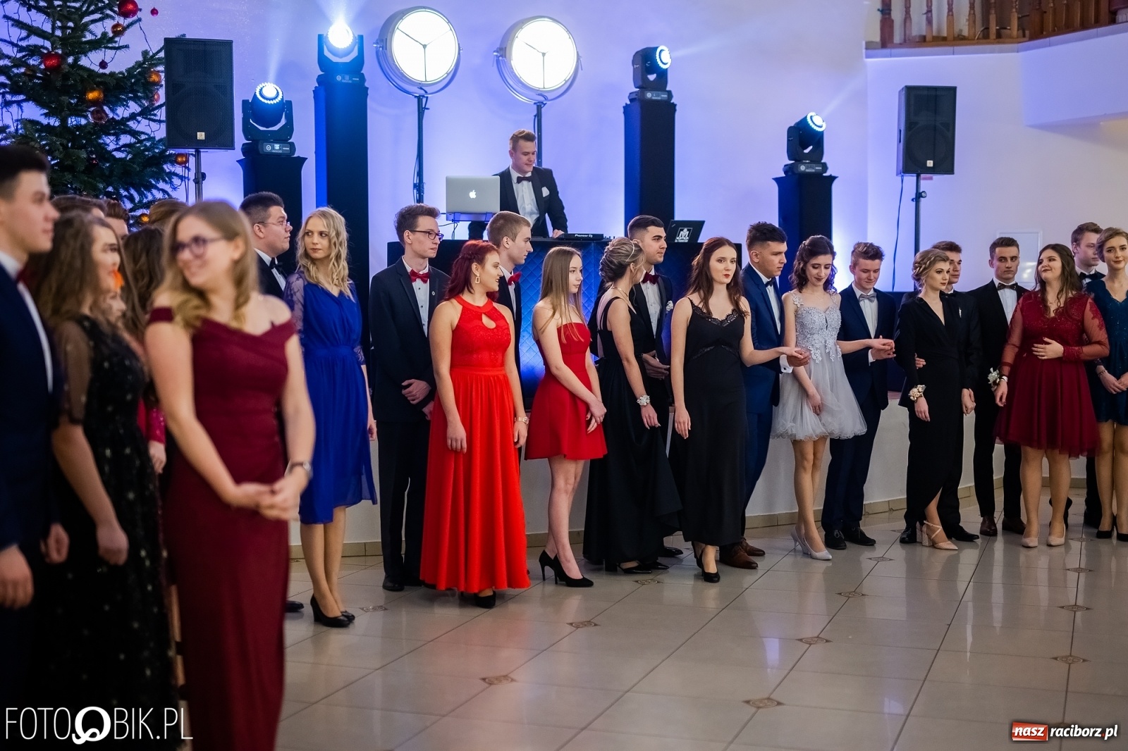 Zdjęcie w galerii na portalu naszraciborz.pl: Maturzyści z Mechanika wyszli do studniówkowego poloneza [FOTO i WIDEO] wiadomości z regionu