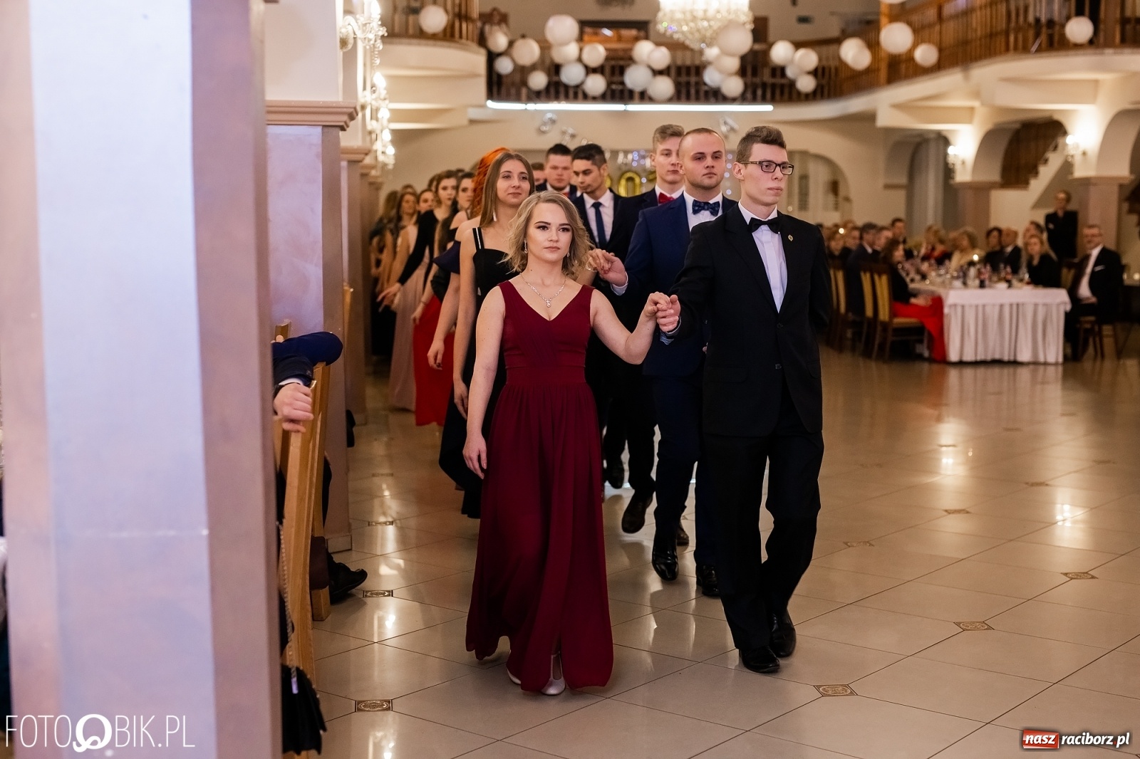 Zdjęcie w galerii na portalu naszraciborz.pl: Maturzyści z Mechanika wyszli do studniówkowego poloneza [FOTO i WIDEO] wiadomości z regionu