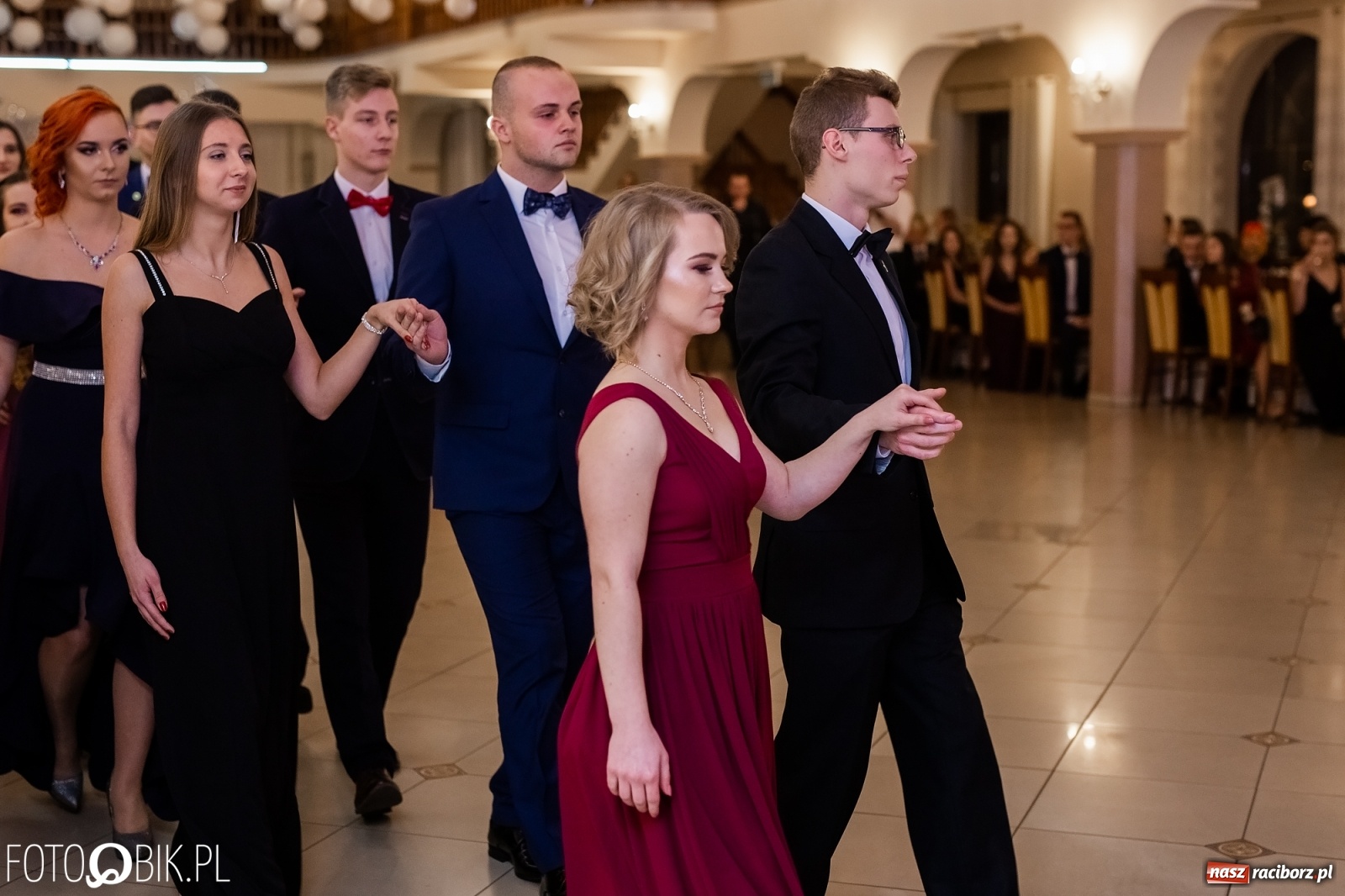 Zdjęcie w galerii na portalu naszraciborz.pl: Maturzyści z Mechanika wyszli do studniówkowego poloneza [FOTO i WIDEO] wiadomości z regionu