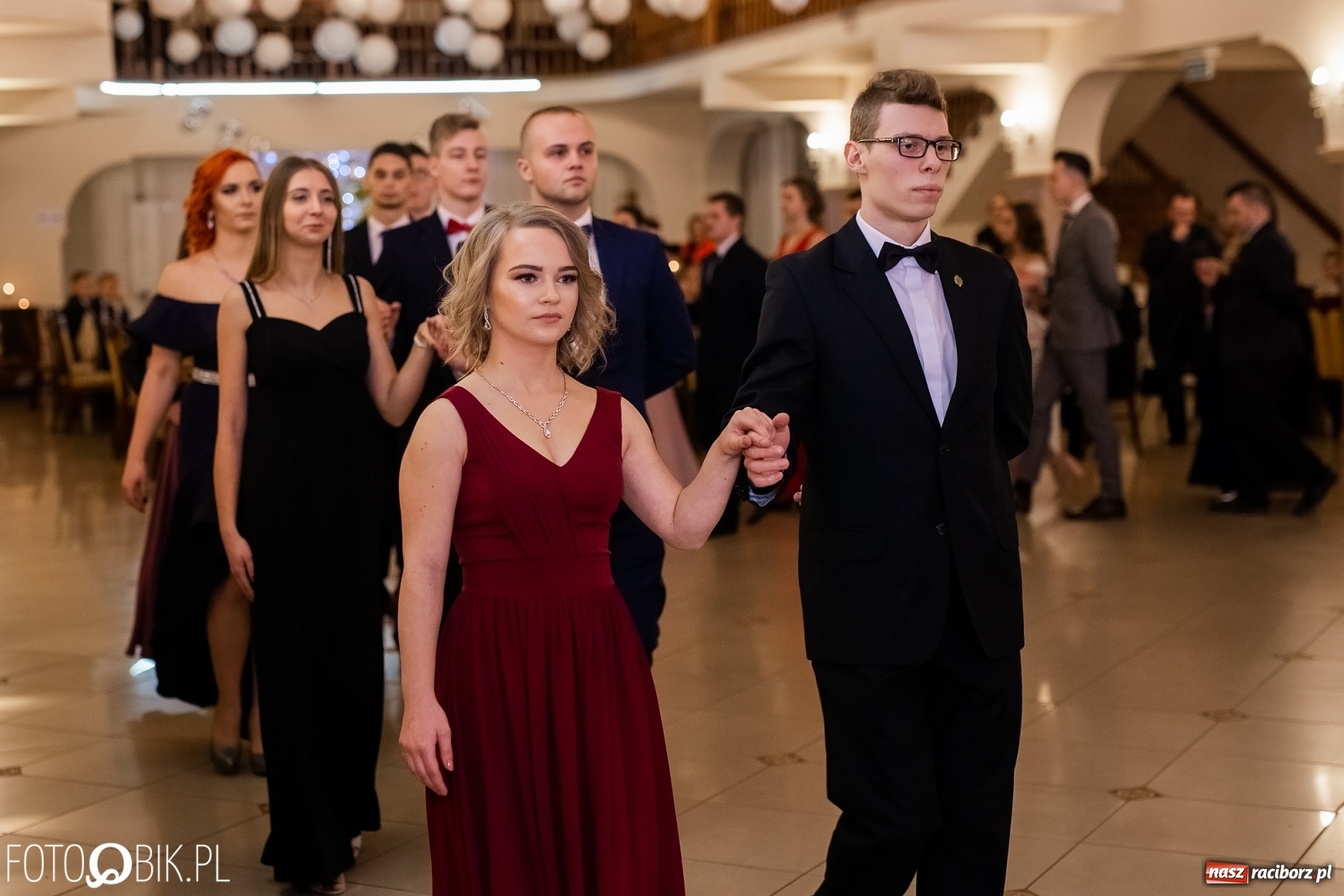 Zdjęcie w galerii na portalu naszraciborz.pl: Maturzyści z Mechanika wyszli do studniówkowego poloneza [FOTO i WIDEO] wiadomości z regionu