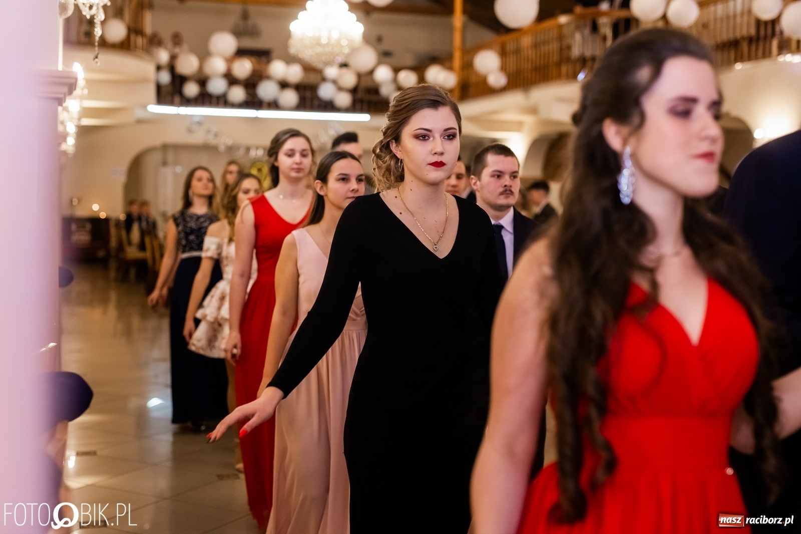 Zdjęcie w galerii na portalu naszraciborz.pl: Maturzyści z Mechanika wyszli do studniówkowego poloneza [FOTO i WIDEO] wiadomości z regionu