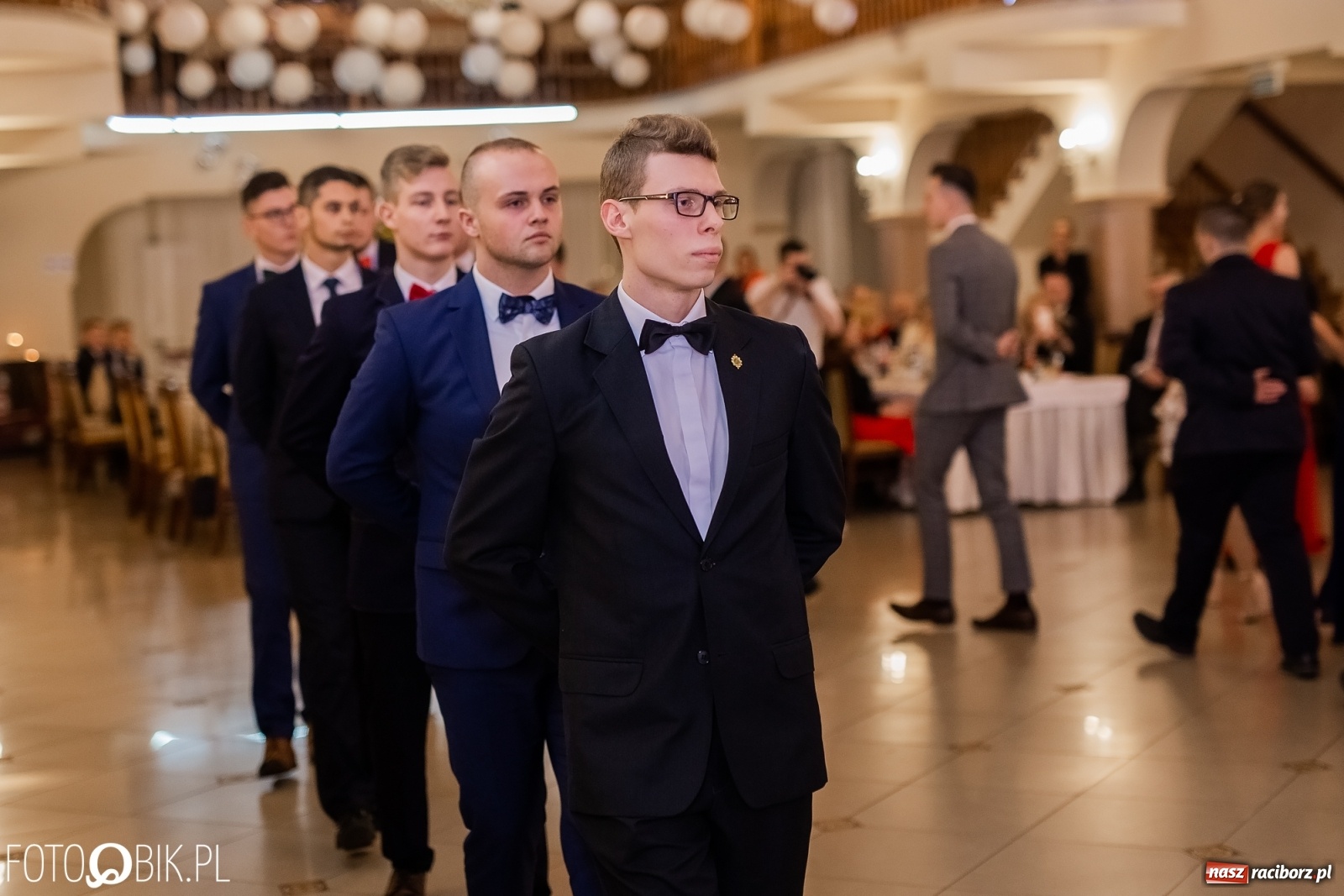 Zdjęcie w galerii na portalu naszraciborz.pl: Maturzyści z Mechanika wyszli do studniówkowego poloneza [FOTO i WIDEO] wiadomości z regionu