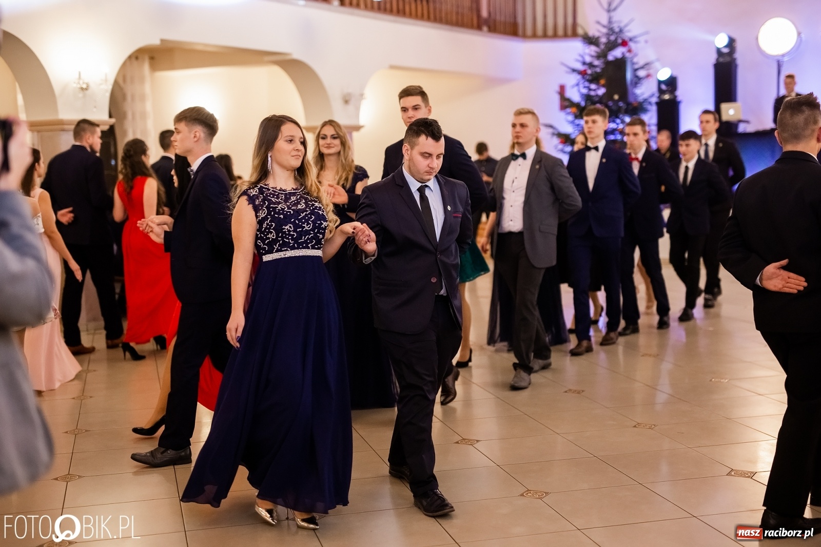 Zdjęcie w galerii na portalu naszraciborz.pl: Maturzyści z Mechanika wyszli do studniówkowego poloneza [FOTO i WIDEO] wiadomości z regionu