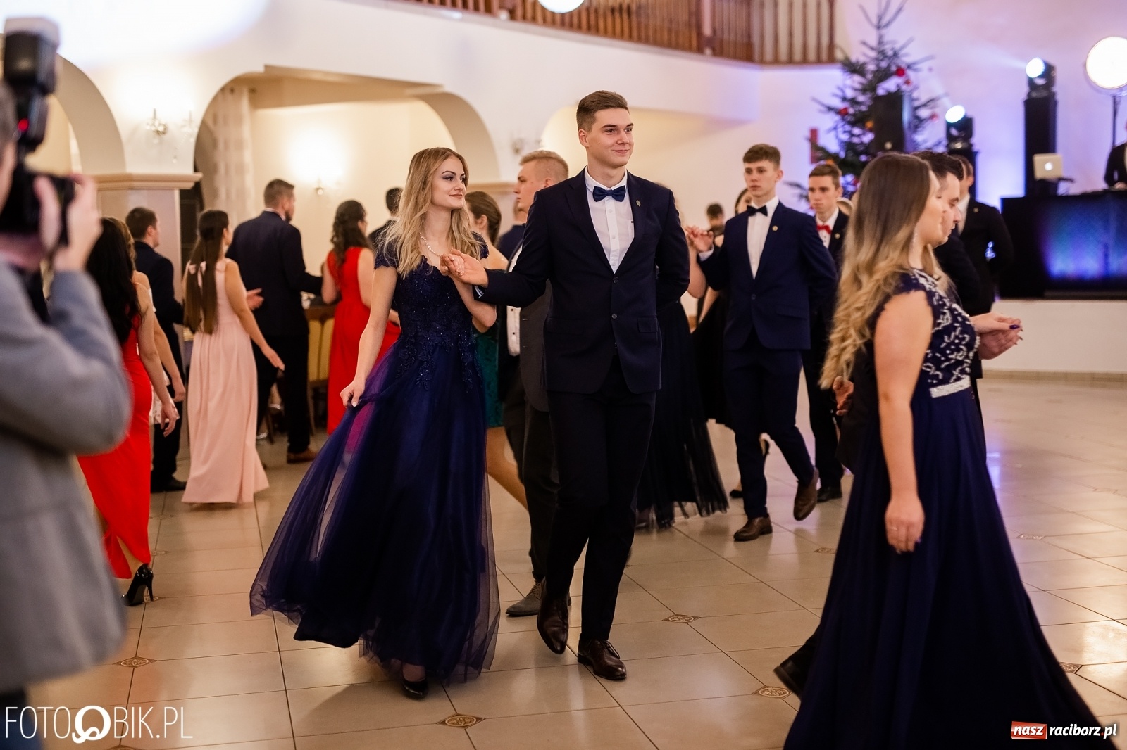 Zdjęcie w galerii na portalu naszraciborz.pl: Maturzyści z Mechanika wyszli do studniówkowego poloneza [FOTO i WIDEO] wiadomości z regionu