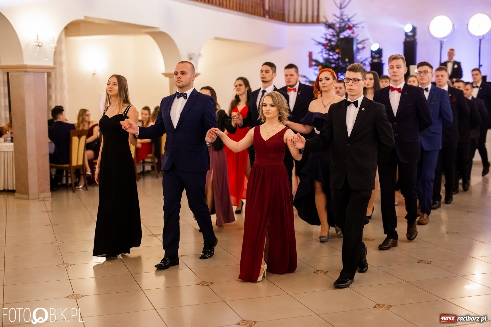 Zdjęcie w galerii na portalu naszraciborz.pl: Maturzyści z Mechanika wyszli do studniówkowego poloneza [FOTO i WIDEO] wiadomości z regionu