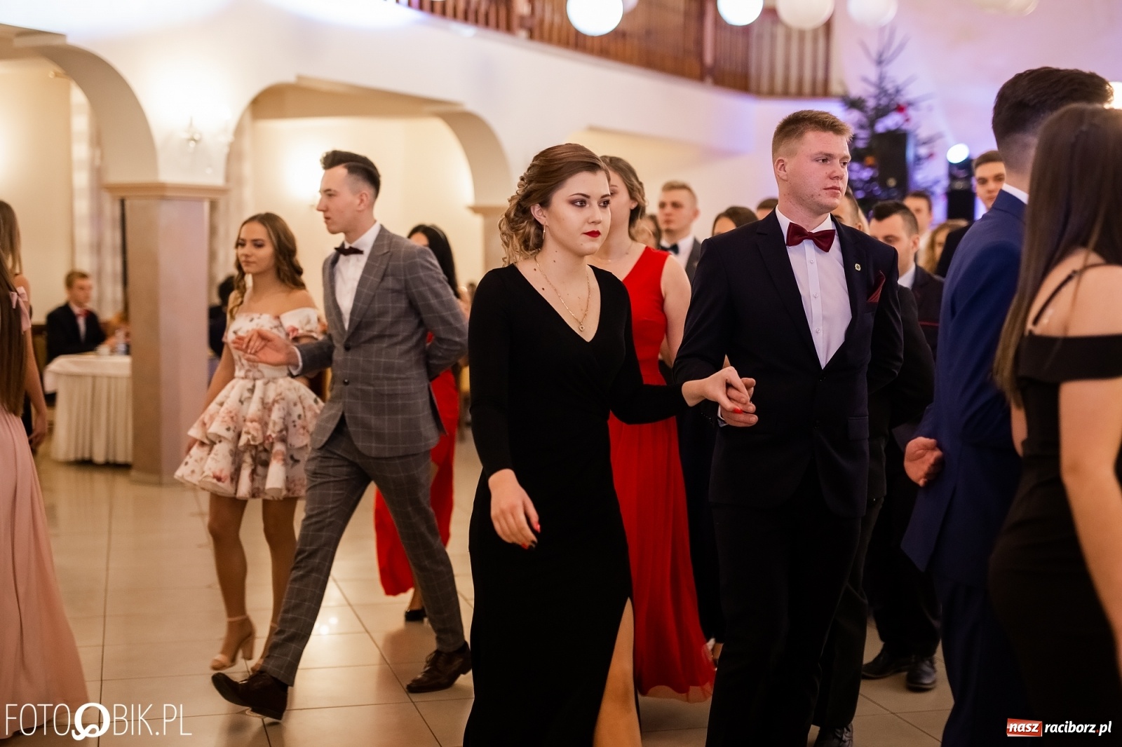 Zdjęcie w galerii na portalu naszraciborz.pl: Maturzyści z Mechanika wyszli do studniówkowego poloneza [FOTO i WIDEO] wiadomości z regionu