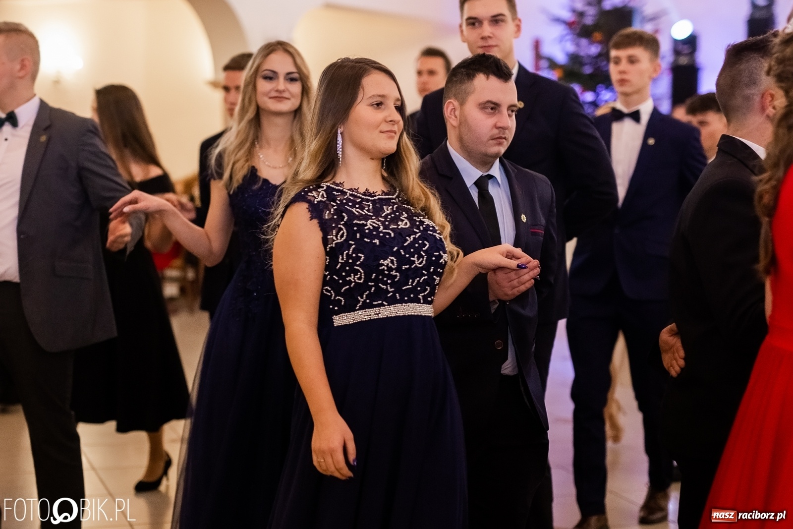 Zdjęcie w galerii na portalu naszraciborz.pl: Maturzyści z Mechanika wyszli do studniówkowego poloneza [FOTO i WIDEO] wiadomości z regionu