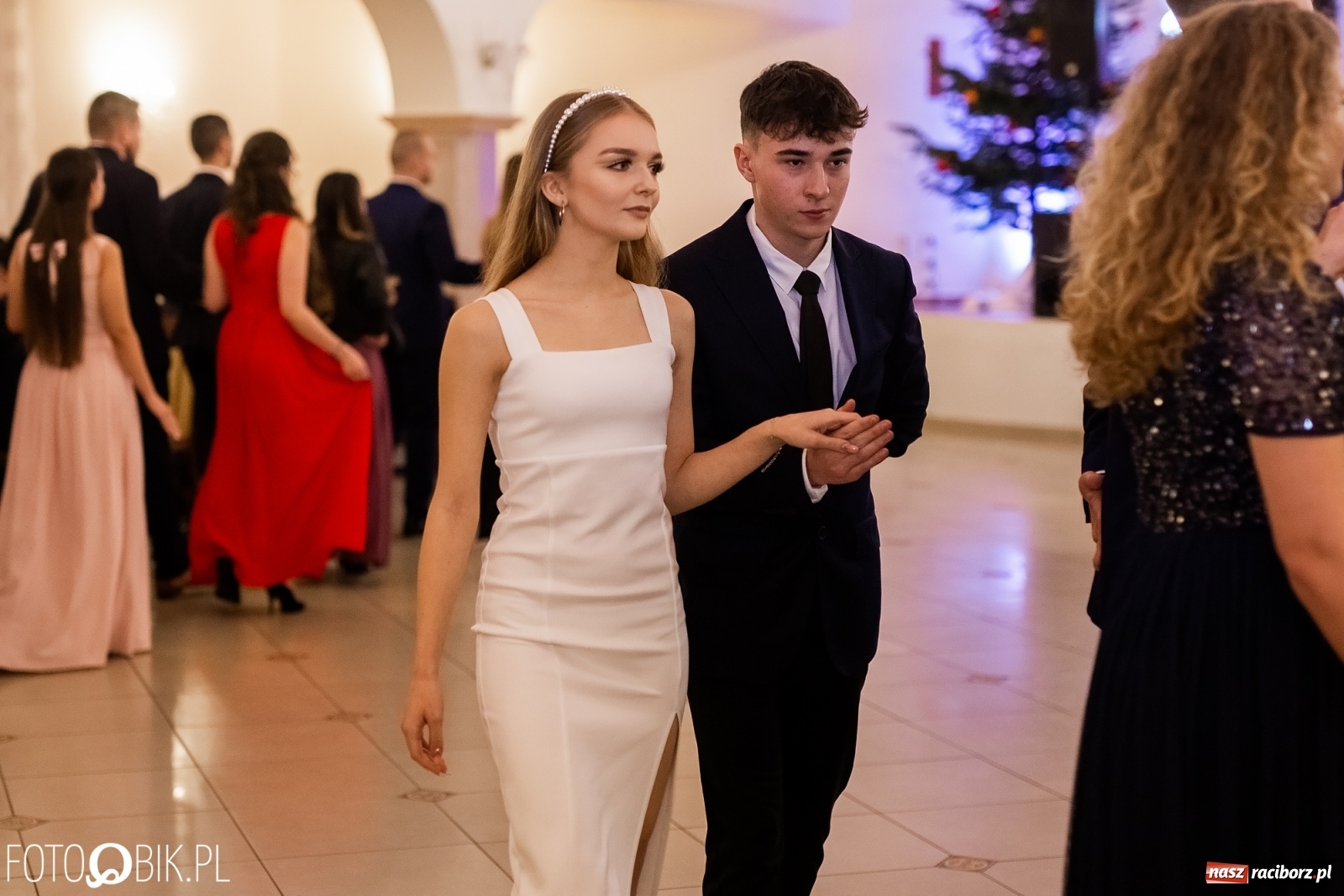 Zdjęcie w galerii na portalu naszraciborz.pl: Maturzyści z Mechanika wyszli do studniówkowego poloneza [FOTO i WIDEO] wiadomości z regionu