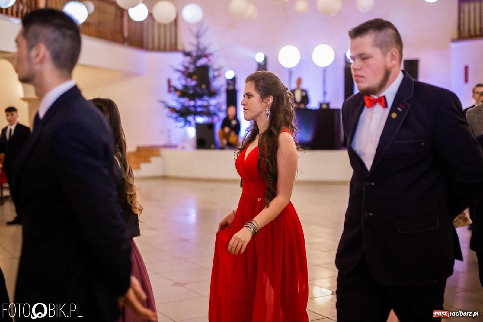 Zdjęcie w galerii na portalu naszraciborz.pl: Maturzyści z Mechanika wyszli do studniówkowego poloneza [FOTO i WIDEO] wiadomości z regionu