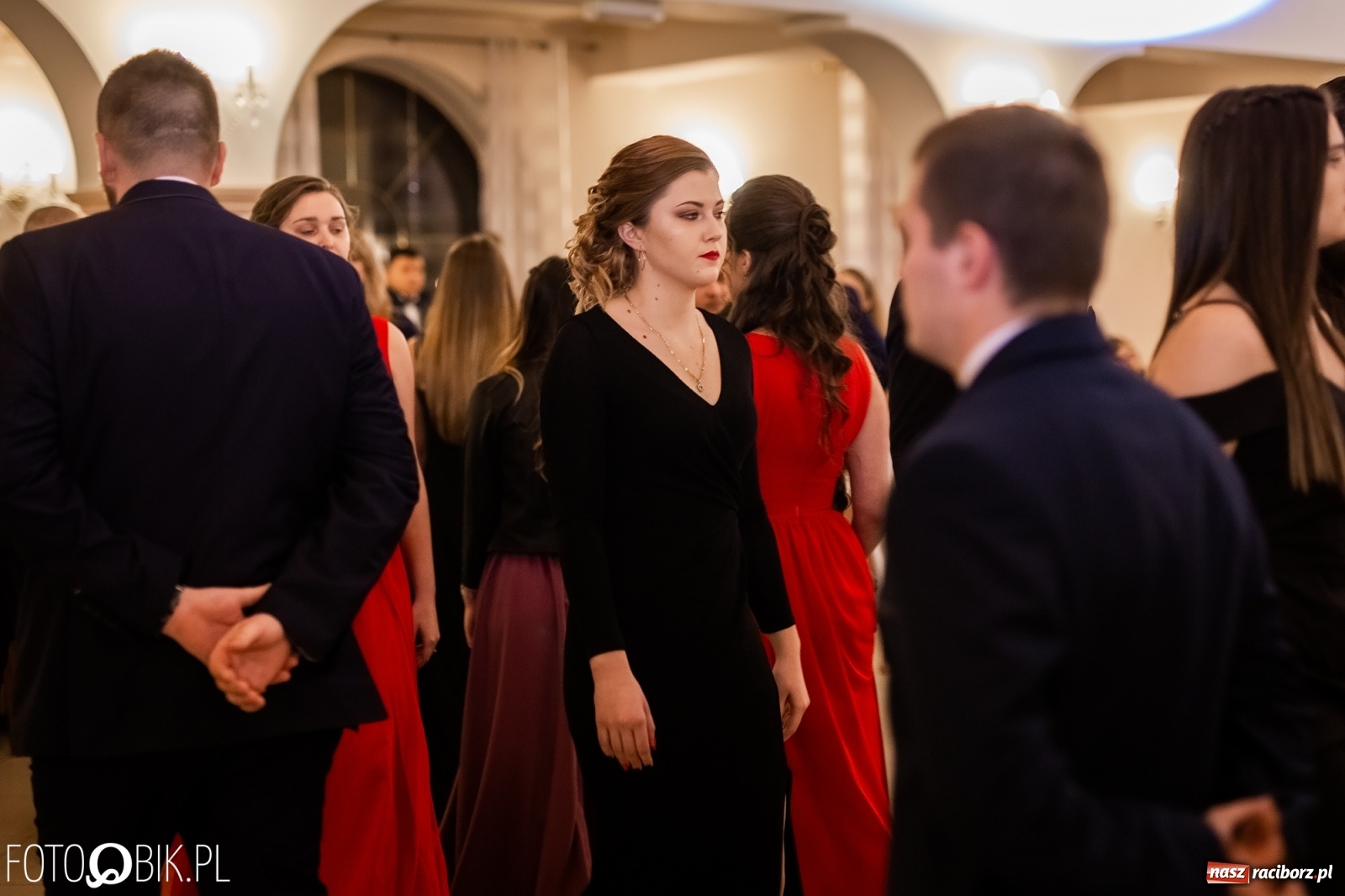 Zdjęcie w galerii na portalu naszraciborz.pl: Maturzyści z Mechanika wyszli do studniówkowego poloneza [FOTO i WIDEO] wiadomości z regionu