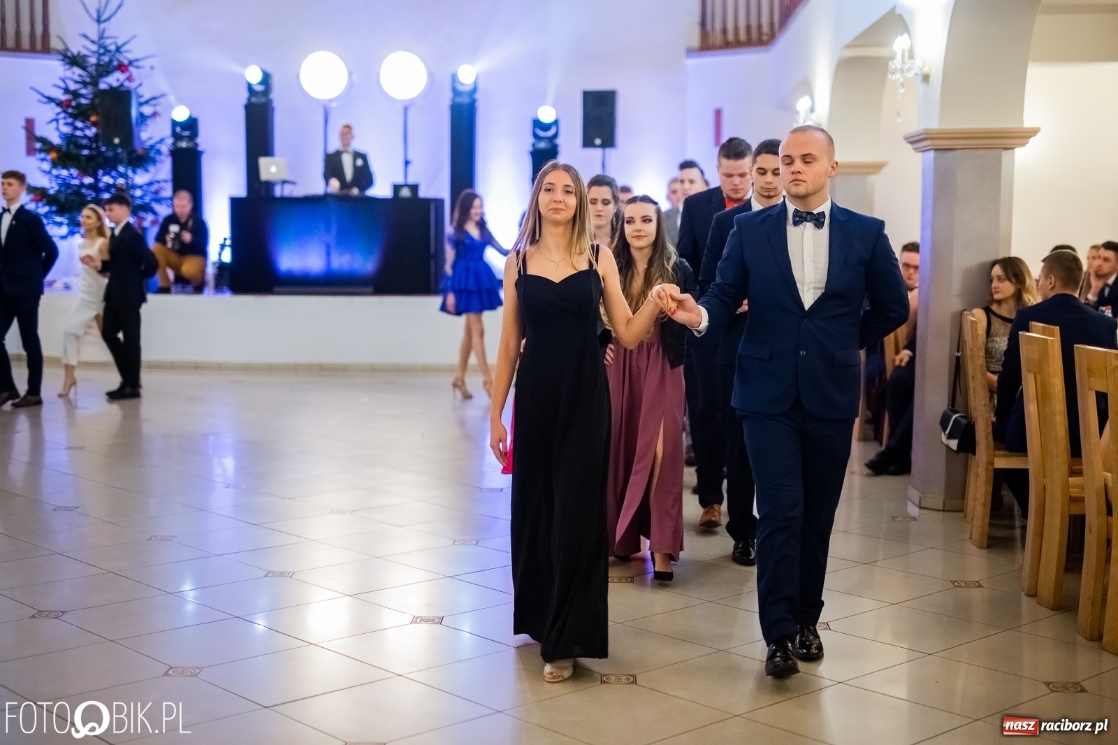 Zdjęcie w galerii na portalu naszraciborz.pl: Maturzyści z Mechanika wyszli do studniówkowego poloneza [FOTO i WIDEO] wiadomości z regionu