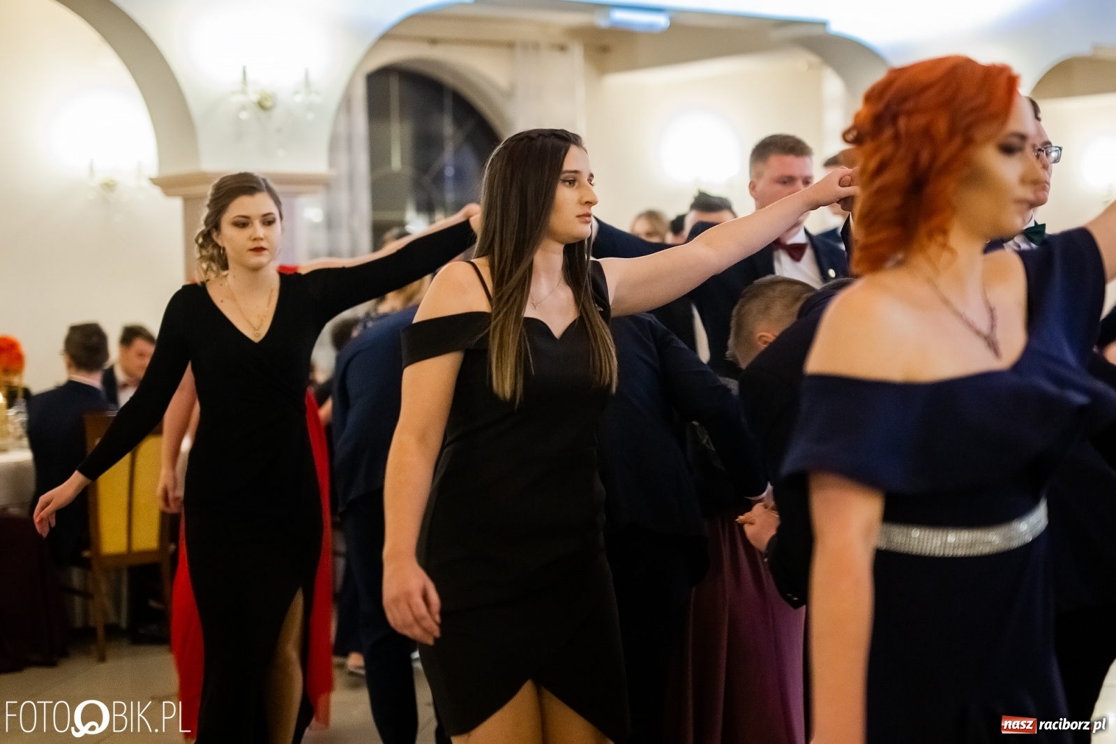 Zdjęcie w galerii na portalu naszraciborz.pl: Maturzyści z Mechanika wyszli do studniówkowego poloneza [FOTO i WIDEO] wiadomości z regionu