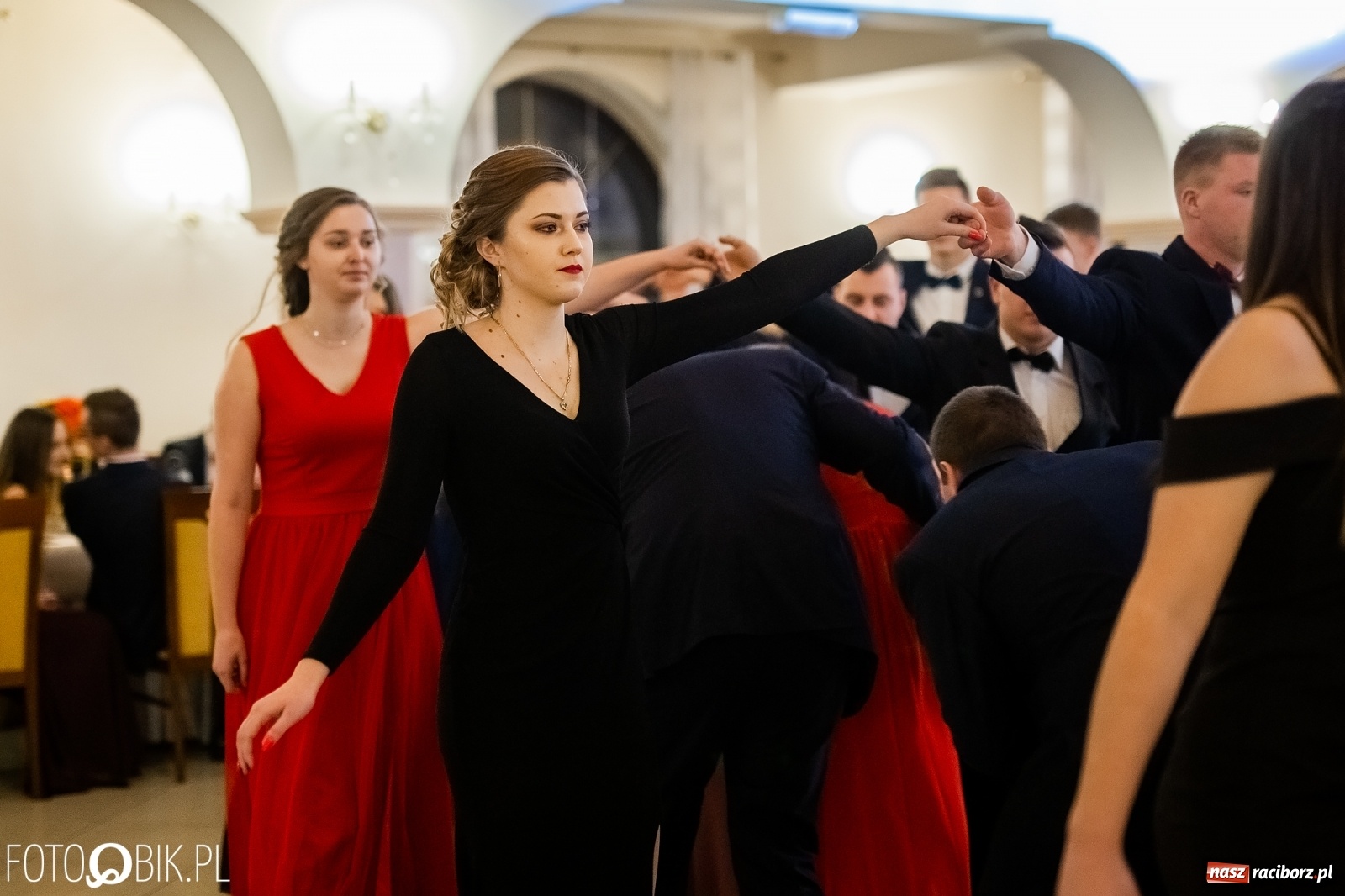 Zdjęcie w galerii na portalu naszraciborz.pl: Maturzyści z Mechanika wyszli do studniówkowego poloneza [FOTO i WIDEO] wiadomości z regionu