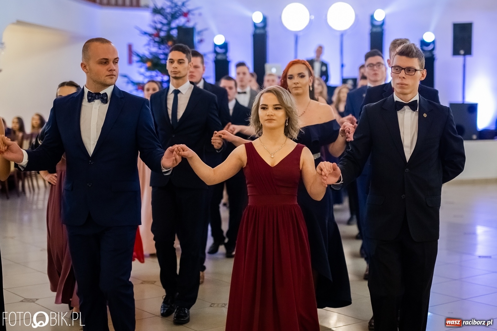 Zdjęcie w galerii na portalu naszraciborz.pl: Maturzyści z Mechanika wyszli do studniówkowego poloneza [FOTO i WIDEO] wiadomości z regionu