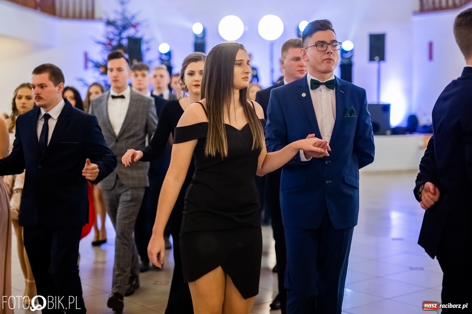 Zdjęcie w galerii na portalu naszraciborz.pl: Maturzyści z Mechanika wyszli do studniówkowego poloneza [FOTO i WIDEO] wiadomości z regionu