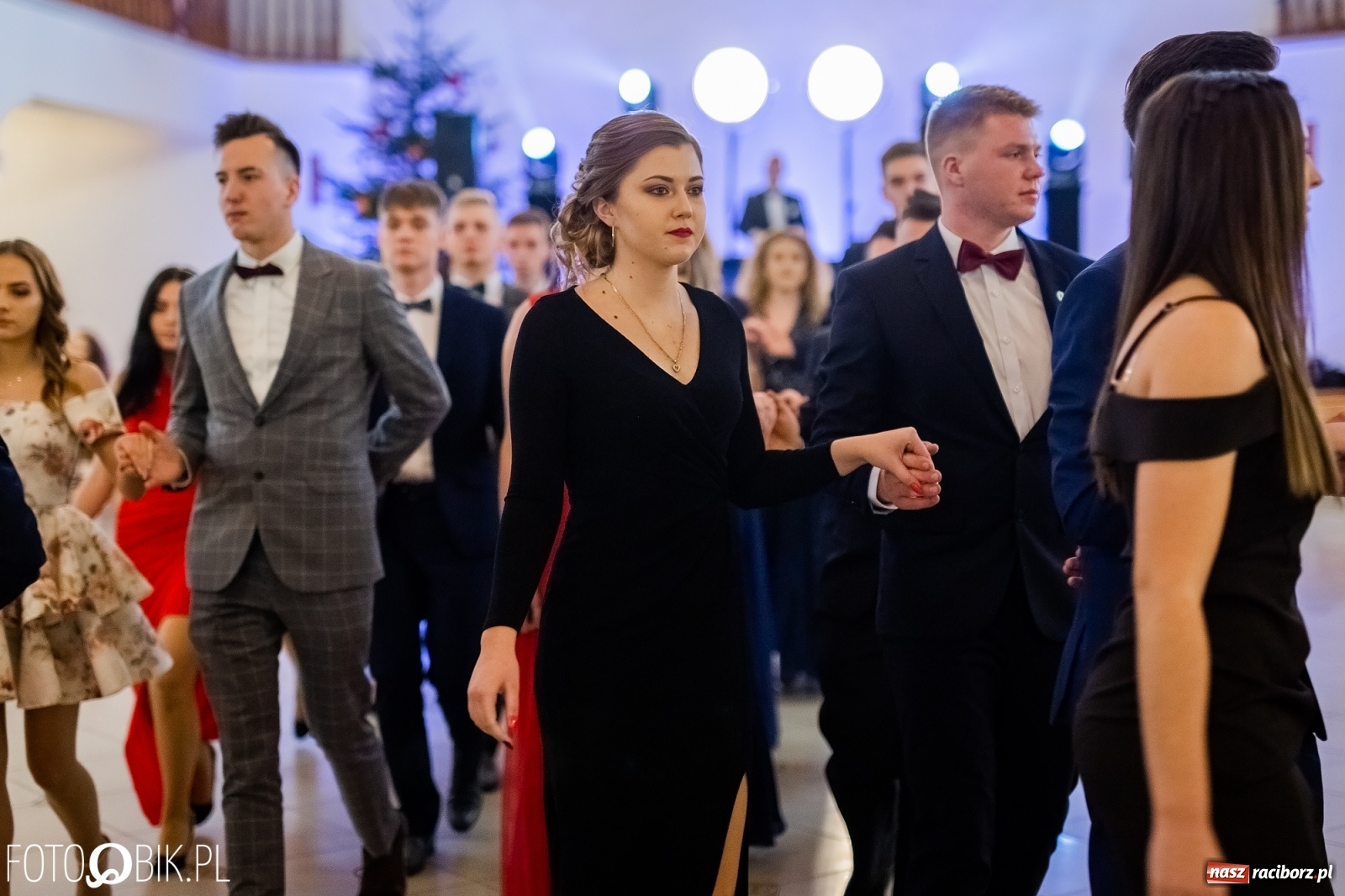 Zdjęcie w galerii na portalu naszraciborz.pl: Maturzyści z Mechanika wyszli do studniówkowego poloneza [FOTO i WIDEO] wiadomości z regionu