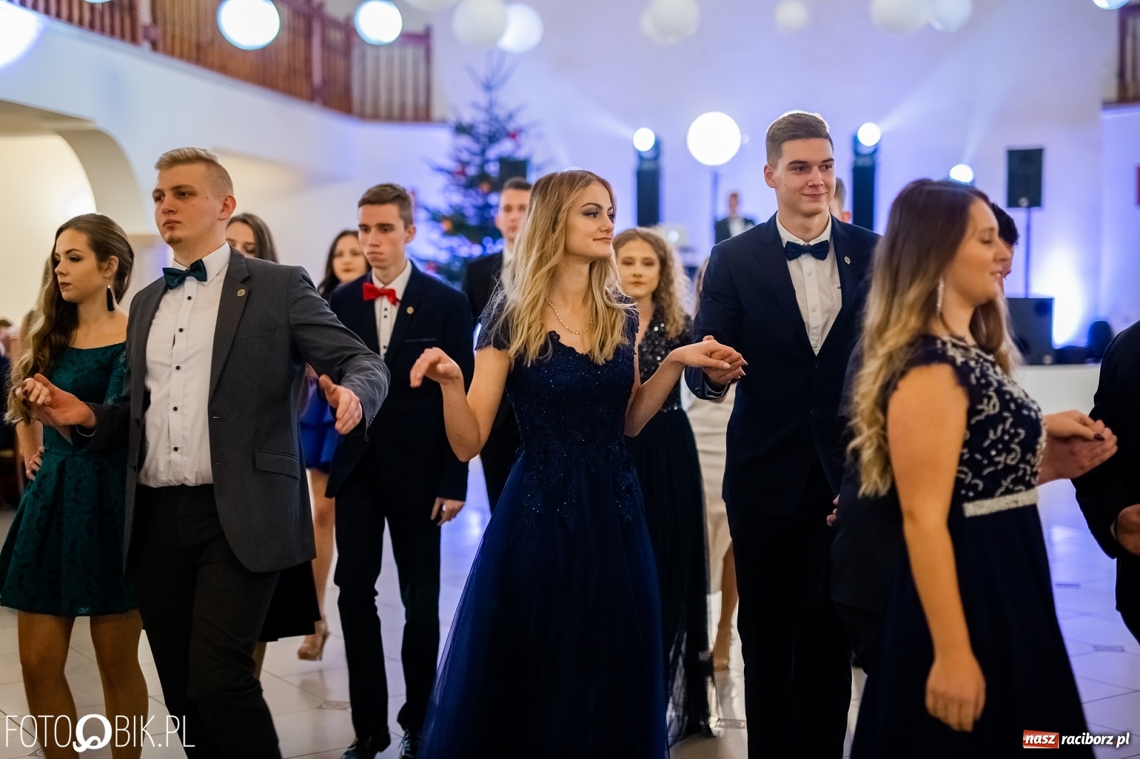 Zdjęcie w galerii na portalu naszraciborz.pl: Maturzyści z Mechanika wyszli do studniówkowego poloneza [FOTO i WIDEO] wiadomości z regionu