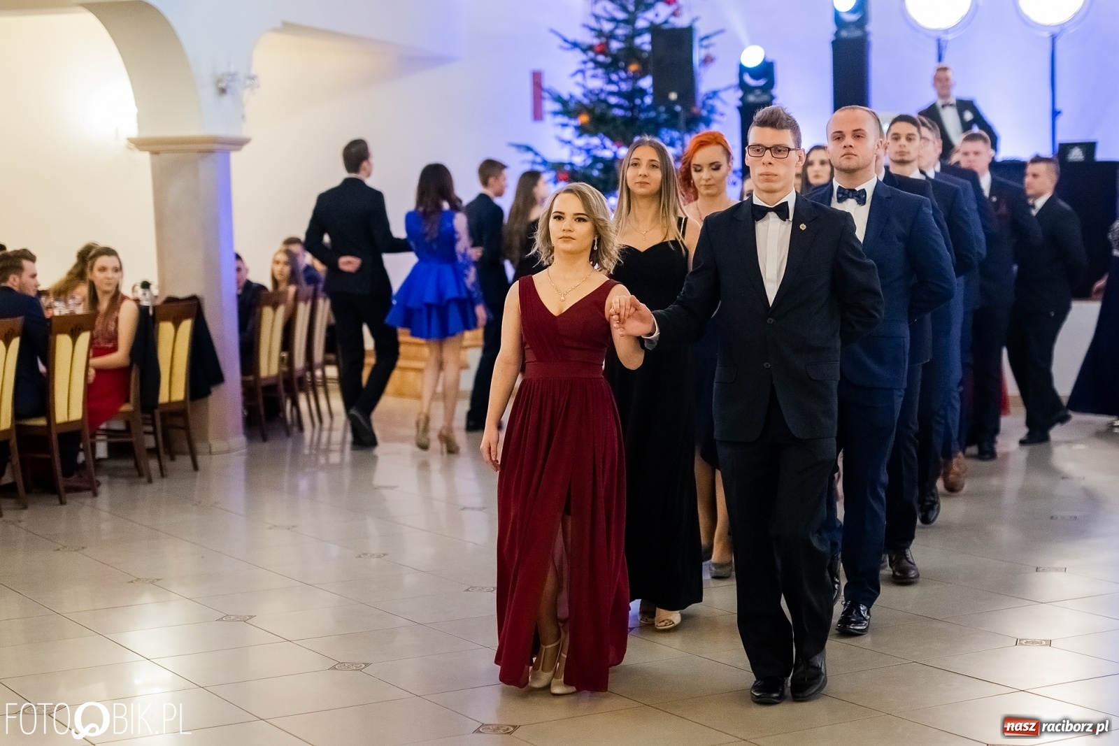 Zdjęcie w galerii na portalu naszraciborz.pl: Maturzyści z Mechanika wyszli do studniówkowego poloneza [FOTO i WIDEO] wiadomości z regionu