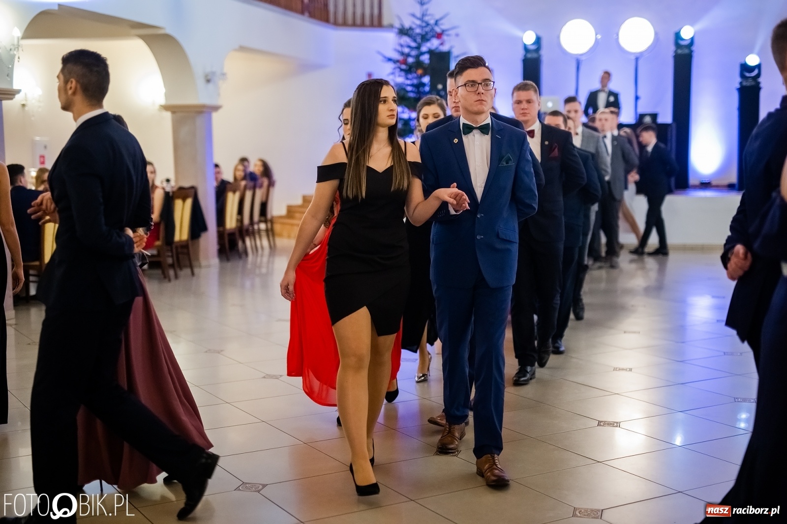 Zdjęcie w galerii na portalu naszraciborz.pl: Maturzyści z Mechanika wyszli do studniówkowego poloneza [FOTO i WIDEO] wiadomości z regionu