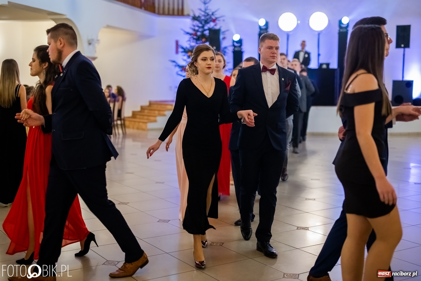 Zdjęcie w galerii na portalu naszraciborz.pl: Maturzyści z Mechanika wyszli do studniówkowego poloneza [FOTO i WIDEO] wiadomości z regionu